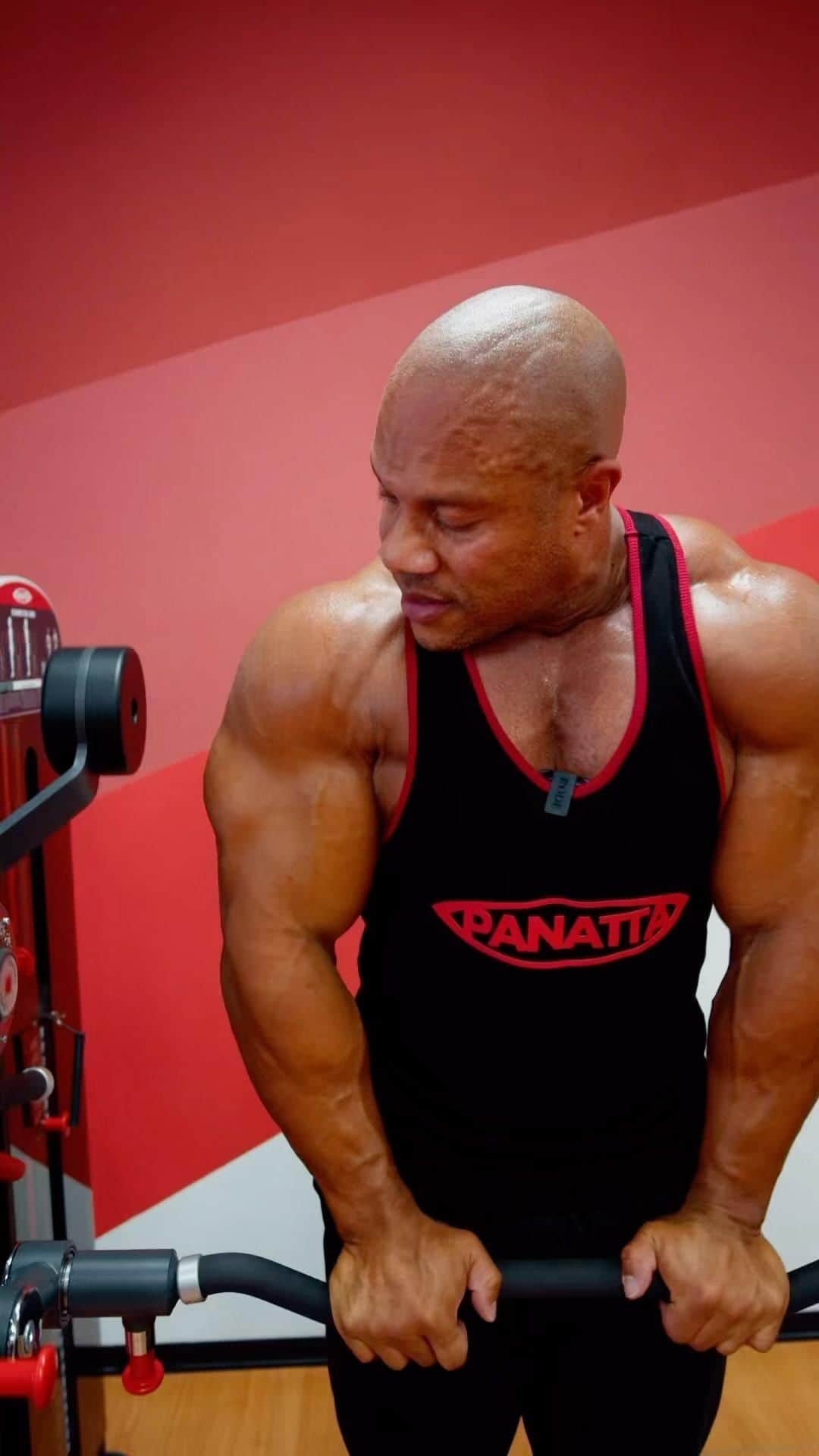 Phil Heathのインスタグラム：「Standing Total Arms – “Panatta did an awesome job with this machine” – @philheath ‘s word!  #panatta #panattapassion #workout #motivation #philheath #biceps #triceps」