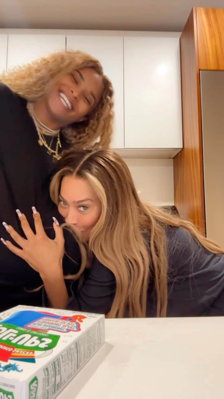 のインスタグラム：「When the besties link up… you have to try this 🤣🤣」