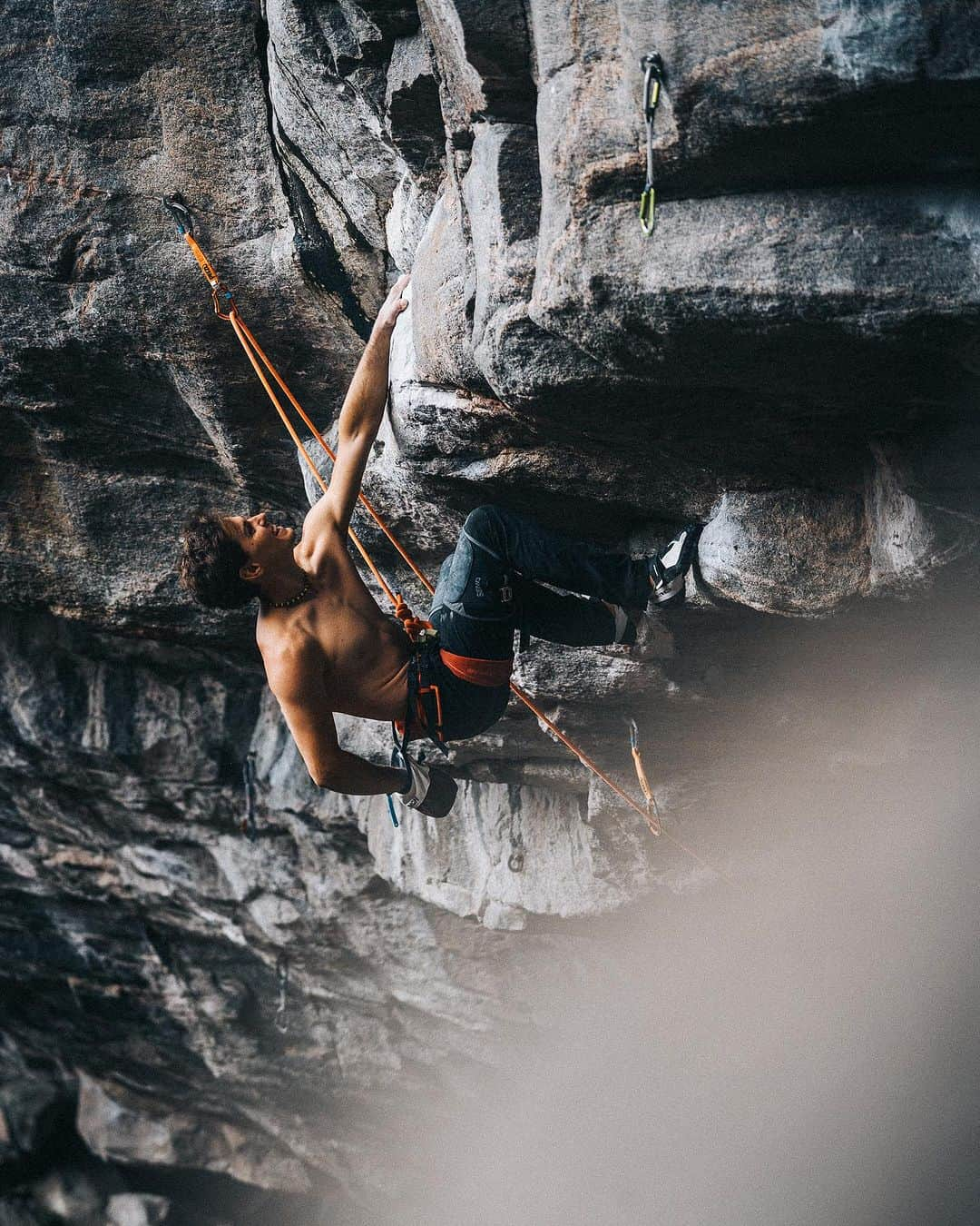 ドメン・スコフィッチのインスタグラム：「On my way to flash “Muy Verdes” 🙈✅  What a nice surprise, thanks to @henning_wang_ for guiding me with betas, @jakob.schubert for belaying and Nodum Sports / @moritz.klee for nice pics 🙏🏻」