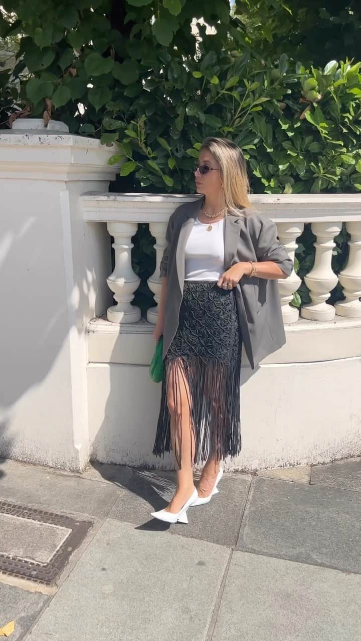 トップショップのインスタグラム：「Moments in fringe.  @nadiaphillips wears the leather fringe [121399342] + grandad blazer [123409617]」