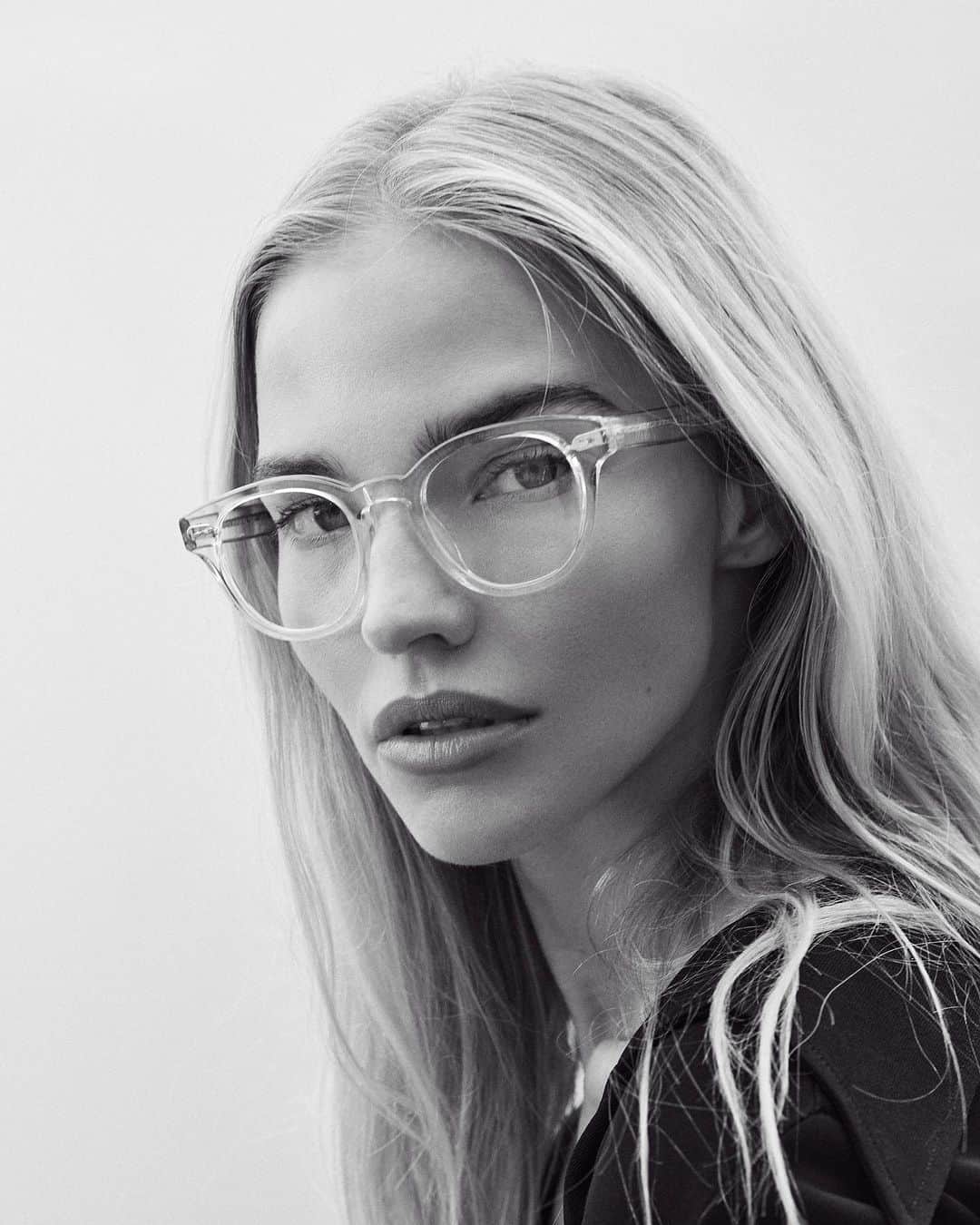 オリバーピープルズのインスタグラム：「Discerning demeanor. She wears Cary Grant in Crystal.」