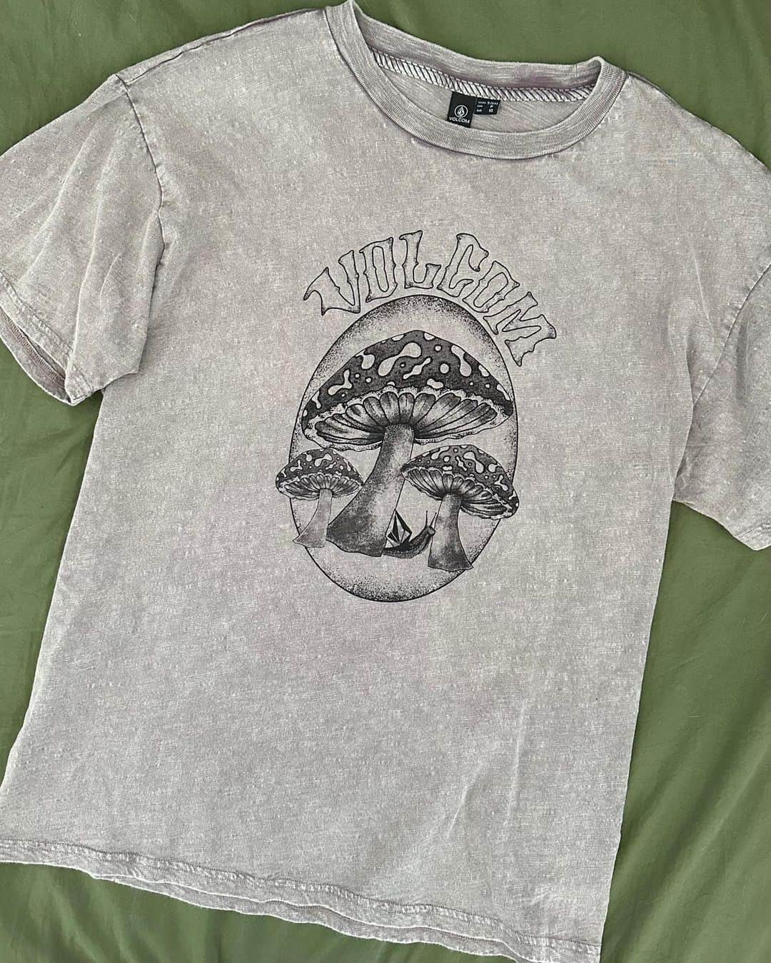 Volcom Women'sさんのインスタグラム写真 - (Volcom Women'sInstagram)「🍄 If you look closely... what do you see? 🐌 vol.cm/womens」9月20日 0時49分 - volcomwomens