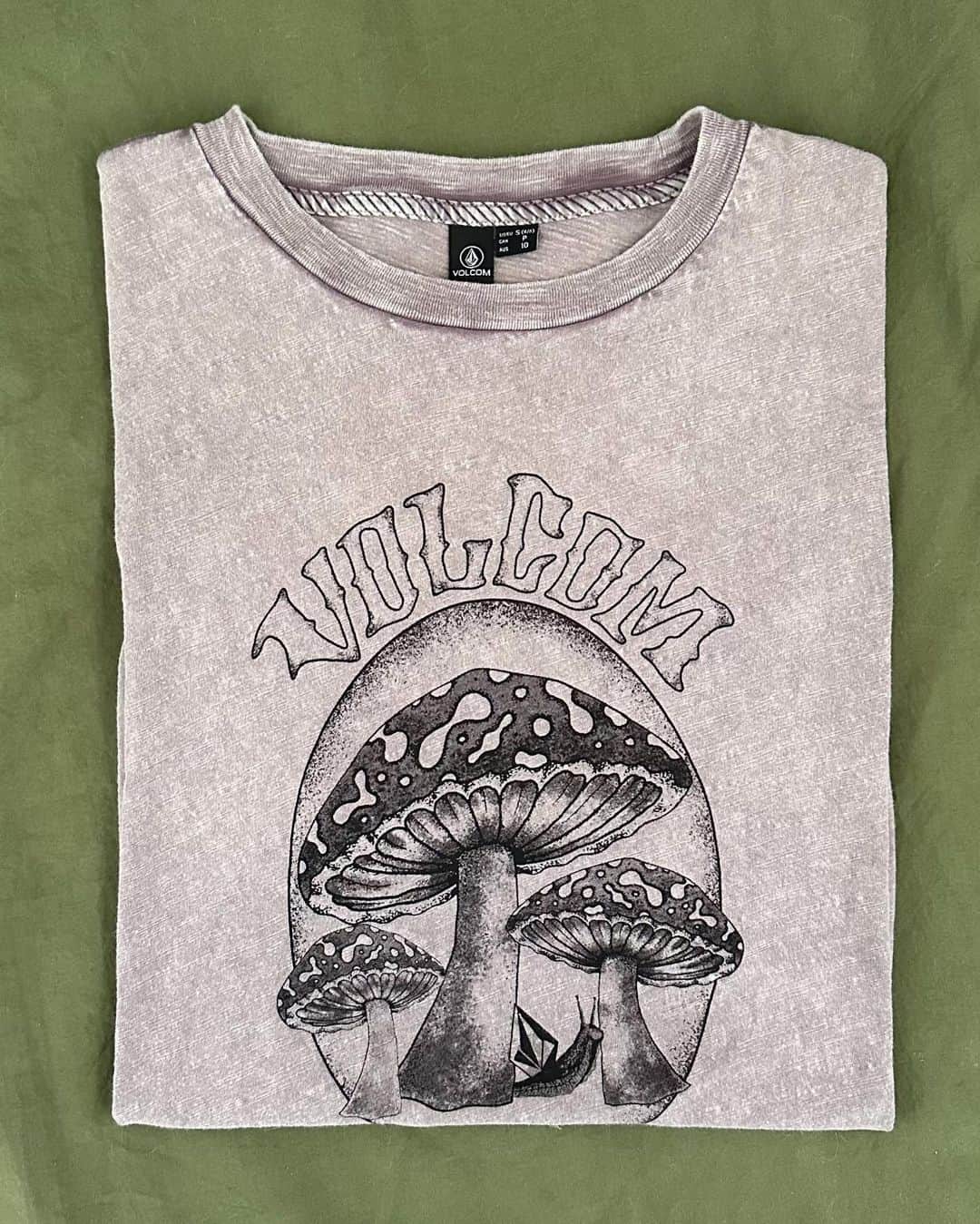 のインスタグラム：「🍄 If you look closely... what do you see? 🐌 vol.cm/womens」