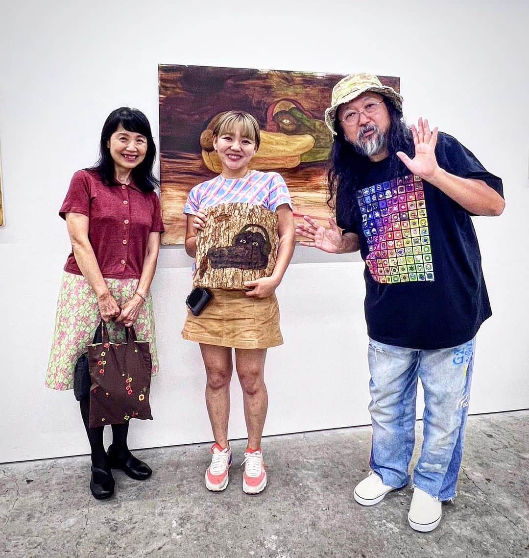村上隆さんのインスタグラム写真 - (村上隆Instagram)「@hosokawadesuyo  GEISAI# で @muratashinwolf  陶芸家の村田森さんに選ばれた細川京佳さん。 多摩美術大学大学院の学生さん。 ワニにこだわっての絵画と彫刻です。なんで村田森さんが良いと思ったのか不明ですが、作品は素直でのびのびしてました。  彼女の先生である、画家の日高理恵子さんも展覧会を見に来てくれました。生憎Instagramのアカウントはないのですが、#日高理恵子 さんは、僕と同世代の絵描きさんで、日本画的な手法での表現で僕はシンパシーを感じてました。 @aman_tokyo に作品が展示されてるとの事なので、ハッシュタグをチェックしてみてください。そんな日高さんが教えられて居て、とても素直に育ってる作家さんで、なんだかほっこりしました。  Winner of the Shin Murata Prize (@muratashinwolf) at "GEISAI#22 & Classic" (@geisai) Kyoka Hosokawa (@hosokawadesuyo) solo exhibition 「Wearing Headphones」 2023/9/16(Sat)~22(Fri) at Hidari Zingaro (@hidarizingaro)  「GEISAI#22&Classic」@geisai  審査員賞 村田森賞 @muratashinwolf　受賞。 細川京佳  @hosokawadesuyo 個展 「Wearing Headphones」 2023/9/16(土)~22(金) 会場 Hidari Zingaro @hidarizingaro」9月20日 0時49分 - takashipom