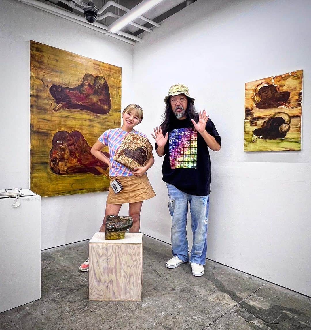 村上隆のインスタグラム：「@hosokawadesuyo  GEISAI# で @muratashinwolf  陶芸家の村田森さんに選ばれた細川京佳さん。 多摩美術大学大学院の学生さん。 ワニにこだわっての絵画と彫刻です。なんで村田森さんが良いと思ったのか不明ですが、作品は素直でのびのびしてました。  彼女の先生である、画家の日高理恵子さんも展覧会を見に来てくれました。生憎Instagramのアカウントはないのですが、#日高理恵子 さんは、僕と同世代の絵描きさんで、日本画的な手法での表現で僕はシンパシーを感じてました。 @aman_tokyo に作品が展示されてるとの事なので、ハッシュタグをチェックしてみてください。そんな日高さんが教えられて居て、とても素直に育ってる作家さんで、なんだかほっこりしました。  Winner of the Shin Murata Prize (@muratashinwolf) at "GEISAI#22 & Classic" (@geisai) Kyoka Hosokawa (@hosokawadesuyo) solo exhibition 「Wearing Headphones」 2023/9/16(Sat)~22(Fri) at Hidari Zingaro (@hidarizingaro)  「GEISAI#22&Classic」@geisai  審査員賞 村田森賞 @muratashinwolf　受賞。 細川京佳  @hosokawadesuyo 個展 「Wearing Headphones」 2023/9/16(土)~22(金) 会場 Hidari Zingaro @hidarizingaro」