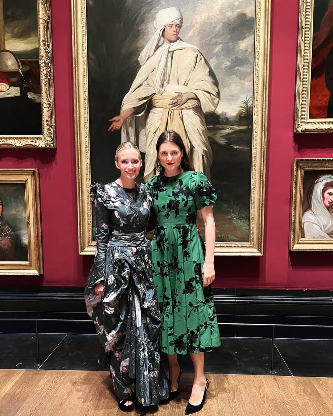 タビサシモンズのインスタグラム：「Thank you to Vogue 100 @emmaelwickbates x @erdem at the National Portrait Gallery for@a wonderful dinner last night ! 💕 Does anyone know who painted the painting in the background🖼️🎨 Photo : @l」