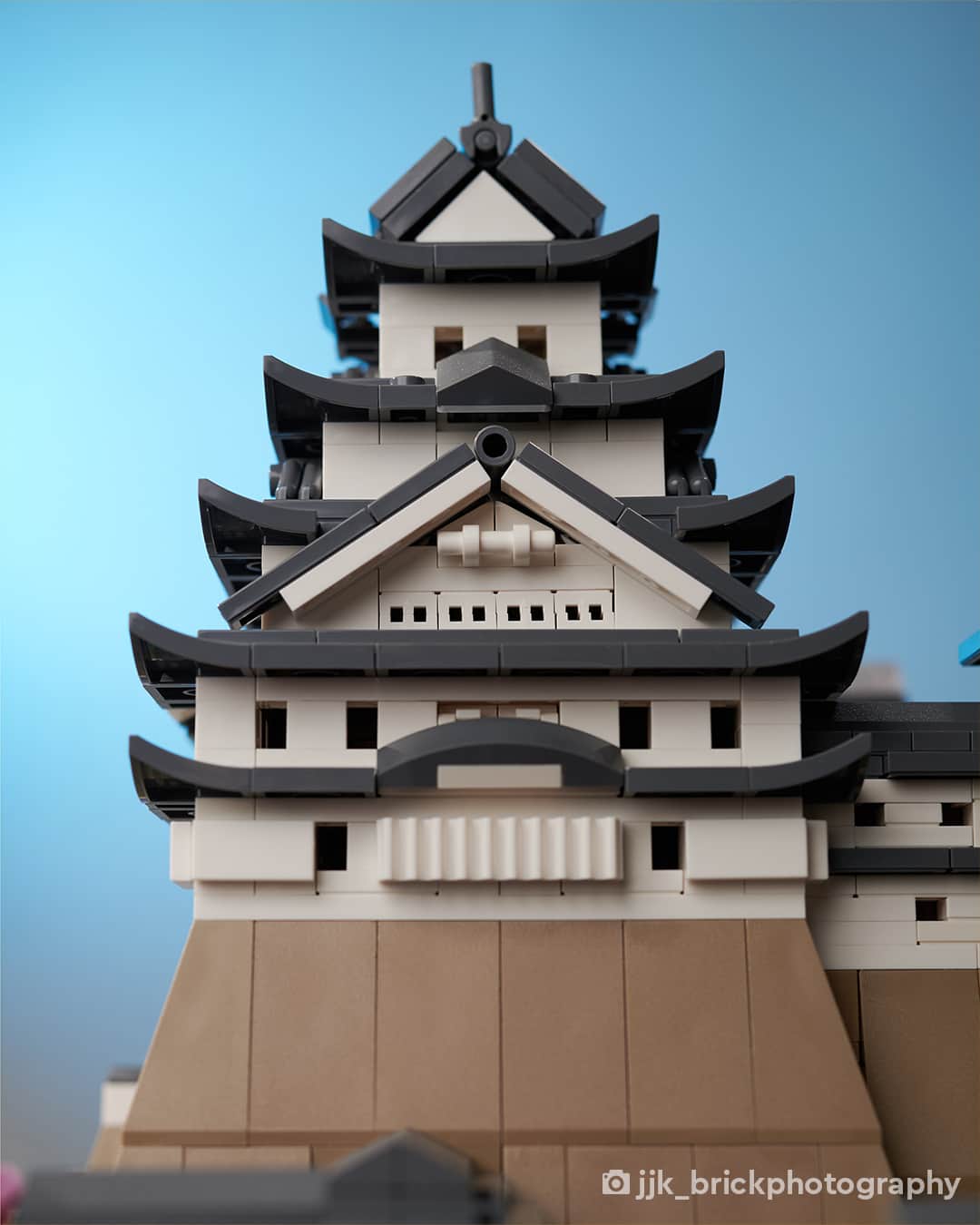 LEGOさんのインスタグラム写真 - (LEGOInstagram)「Looking at these super chill close-ups of the LEGO Architecture Himeji Castle is our mindfulness moment for the day 😌  📸 @a_toyphotographer and @jjk_brickphotography from @stuckinplastic   #LEGO #LEGOArchitecture #HimejiCastle」9月20日 1時01分 - lego