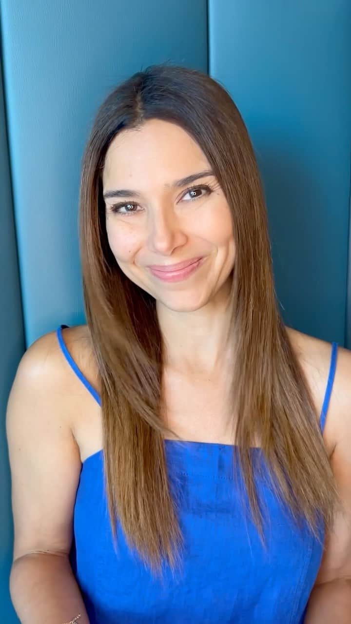 ロゼリン・サンチェスのインスタグラム：「Who doesn’t love a natural glow?! For those no-makeup makeup days I always reach for my @lauragellerbeauty Baked Balance-n-Brighten Foundation.😊   A quien no le gusta sentirse maquillada pero sin casi maquillarse?! Que la piel se vea natural y luminosa?! Yo encontré el mejor polvo que parece base pero se siente delicioso en tu piel 💕   My favorite thing about this foundation is how light it feels on my skin - it truly feels like I am not wearing any makeup at all! AND it’s dermatologist approved, so it doesn’t irritate my sensitive skin. Baked Balance-n-Brighten is simply the best, ever since I started using it I have received so many compliments on my skin so I wanted to share!☺️   I am wearing the shade Golden Medium. You can shop Balance-n-Brighten on laurageller.com! Les prometo les va a encantar!   #laurageller #lauragellerbeauty #roselynsanchez z #matureskin #makeupformatureskin」