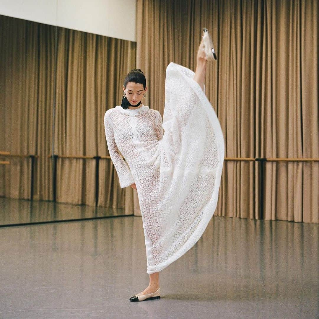 オニール八菜さんのインスタグラム写真 - (オニール八菜Instagram)「@balletoperadeparis  X @chanelofficial 🤍   For @i_d  Photography @pablo.saez⁠ Senior Fashion Editor @dfsablon⁠ Hair @tietoyama ⁠ Make Up @damien.chauvin and @nicolas_amedeo ; Maquillage CHANEL avec la ligne N°1 DE CHANEL et le rouge à lèvres 31 LE ROUGE.⁠ Nails @sally_derbali ⁠ Fashion Assistant @claraviano⁠ Hair Assistant – @yuihirohata ⁠ Make-Up Assistant – Nails Assistant Mia Radford ⁠ Associate Creative Director @adlerose ⁠ Senior Producer @laurenaomie ⁠ Senior Account Director @tanyacahmed_official⁠ Producer @zoe_arich⁠ Assistant Producers @julia.marroni and Germain Cesena⁠ Dancers @hannah87oneill @bleuenn_battistoni  @isaaclopesgomes @camille__bon ⁠」9月20日 0時54分 - hannah87oneill