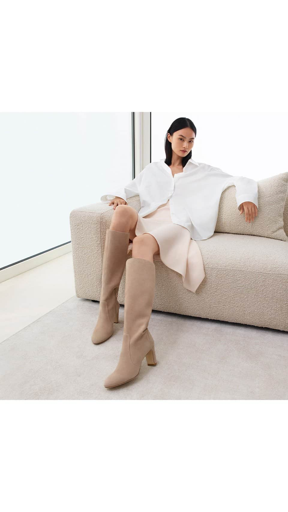 スチュアートワイツマンのインスタグラム：「Introducing the Stuart Weitzman Fall 2023 Campaign, “Invincibly Iconic,” featuring Chinese supermodel He Cong wearing our iconic over-the-knee boots in celebration of the 5050’s 30th anniversary.    “Invincibly Iconic” is a celebration of icons: An iconic footwear brand and iconic boots, set in the iconic New York City. The campaign highlights a range of fall style essentials crafted by SW artisans in Spain for style, comfort and quality, including the 5050 BOLD BOOT.    Photographer & Director: Karim Sadli  Stylist: Joe McKenna    #StuartWeitzman #InvinciblyIconic @heconghc @KarimSadli #JoeMcKenna」