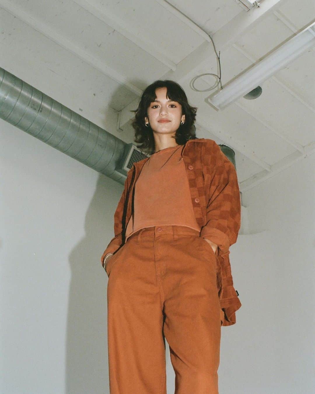vans girlsのインスタグラム：「New fall seasonal essentials are here! 🍂  Available now at the link in bio.」