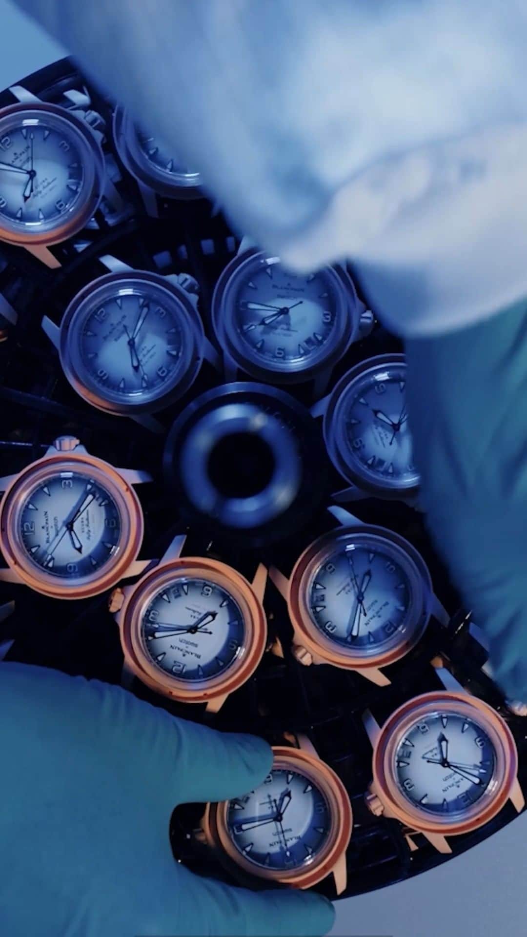 のインスタグラム：「Celebrating another Swiss watchmaking icon, Blancpain’s Fifty Fathoms. #ScubaFiftyFathoms #BlancpainxSwatch #Swatch」