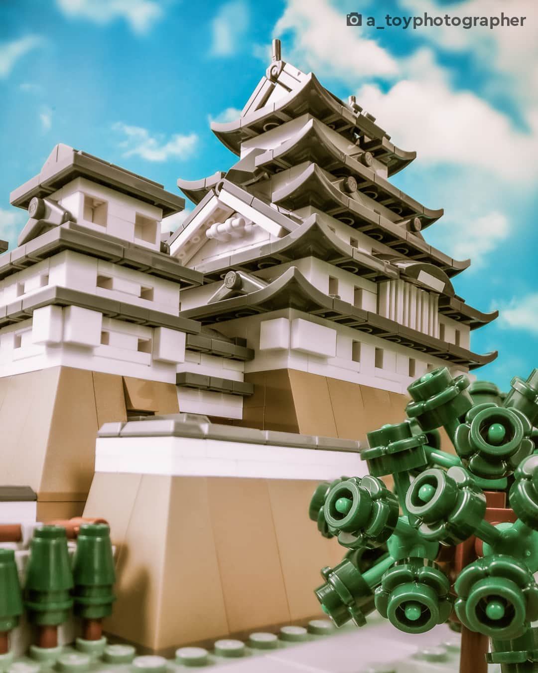 LEGOさんのインスタグラム写真 - (LEGOInstagram)「Looking at these super chill close-ups of the LEGO Architecture Himeji Castle is our mindfulness moment for the day 😌  📸 @a_toyphotographer and @jjk_brickphotography from @stuckinplastic   #LEGO #LEGOArchitecture #HimejiCastle」9月20日 1時01分 - lego