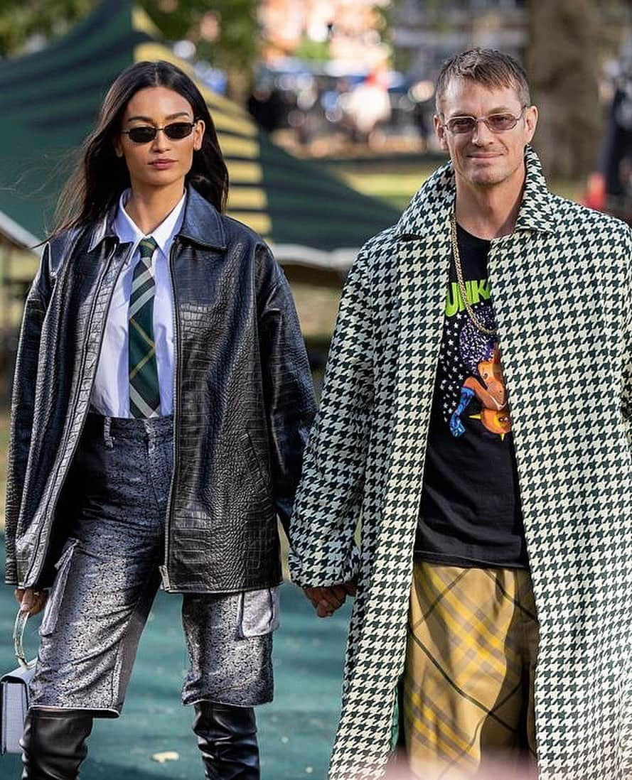 ケリー・ゲイルのインスタグラム：「Attending the @burberry SS24 show yesterday with my love.👩🏽‍🤝‍👨🏼」