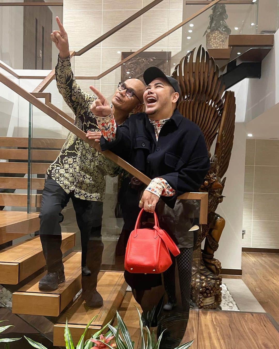 Ivan Gunawanさんのインスタグラム写真 - (Ivan GunawanInstagram)「. So grateful meeting with Mr @Desrapercaya Indonesian Ambassador in London to welcoming us Indonesian fashion designer in Embassy of Republic Indonesia in London. A moment of immense honor and inspiration. Thank you for supporting us on London Fashion Week 2023/2024.  Official Beauty Sponsor: @buttonscarvesbeauty Supported by: @kemendag & @jmfwofficial   #ButtonscarvesBeautyatLFW #IvanGunawanGoesToLondon #IvanGunawanPriveLFW」9月20日 1時09分 - ivan_gunawan