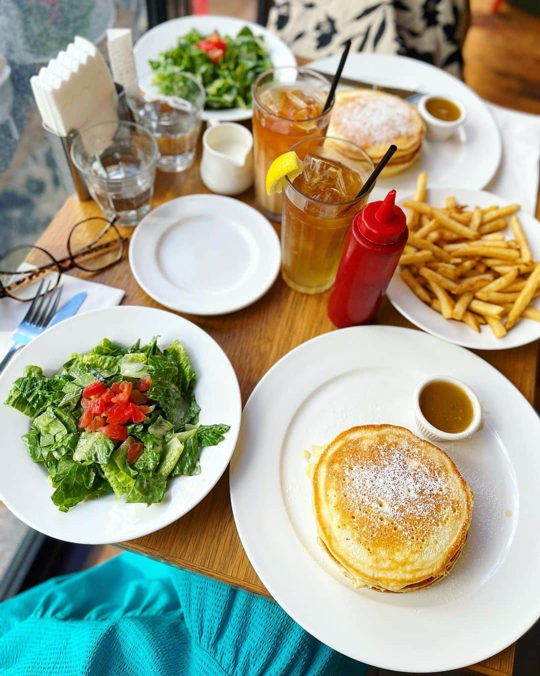 東條恭子さんのインスタグラム写真 - (東條恭子Instagram)「🥞💛💜 ⁡ 休日にパンケーキ屋さんに行ってほっこり過ごしたり おさんぽを楽しむの大好き🫶🤭🐶🌈 @clintonstreetbakingcompany はずっと人気 ですよね🗽💕パンケーキwithメープルバター 本当美味しすぎる! エッグベネディクトも食べたい😋💭✨ ⁡ 📍クリントン ストリート ベイキング カンパニー 南青山店 ⁡ ⁡ #表参道カフェ #表参道グルメ #カフェ巡り #カフェ部 #カフェ活 #百名店 #食べログ百名店 #パンケーキ巡り #パンケーキカフェ #パンケーキ専門店 #パンケーキランチ #パンケーキ部 #クリントンストリートベイキングカンパニー #表参道ランチ #骨董通り #clintonstreetbakingcompany #pancakes #pancake #omotesando」9月20日 1時11分 - kyoko_tojo