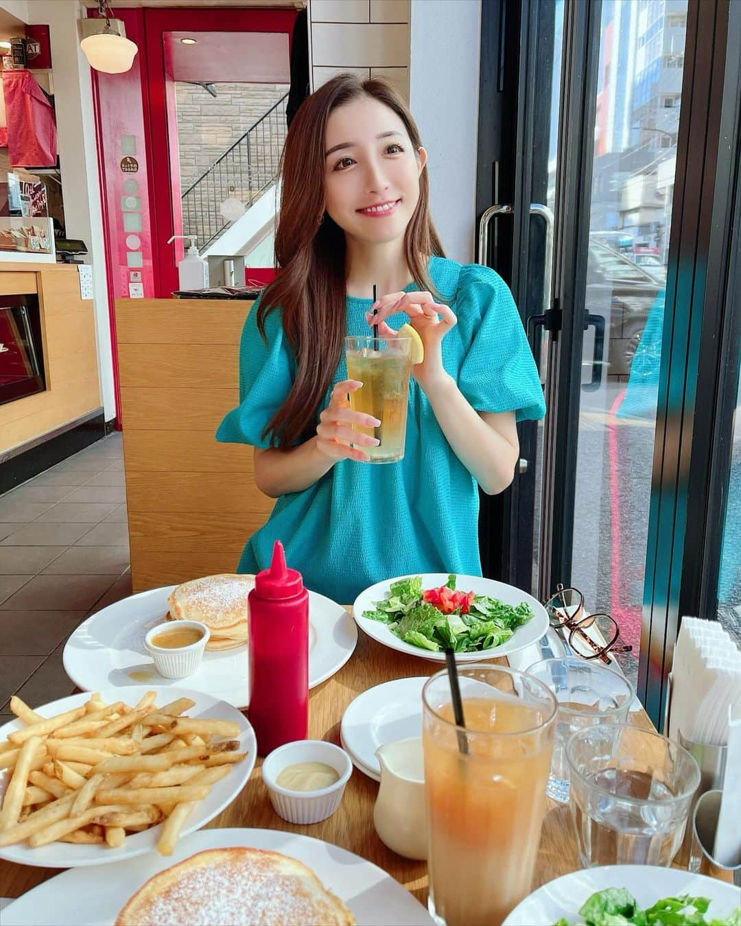 東條恭子のインスタグラム：「🥞💛💜 ⁡ 休日にパンケーキ屋さんに行ってほっこり過ごしたり おさんぽを楽しむの大好き🫶🤭🐶🌈 @clintonstreetbakingcompany はずっと人気 ですよね🗽💕パンケーキwithメープルバター 本当美味しすぎる! エッグベネディクトも食べたい😋💭✨ ⁡ 📍クリントン ストリート ベイキング カンパニー 南青山店 ⁡ ⁡ #表参道カフェ #表参道グルメ #カフェ巡り #カフェ部 #カフェ活 #百名店 #食べログ百名店 #パンケーキ巡り #パンケーキカフェ #パンケーキ専門店 #パンケーキランチ #パンケーキ部 #クリントンストリートベイキングカンパニー #表参道ランチ #骨董通り #clintonstreetbakingcompany #pancakes #pancake #omotesando」