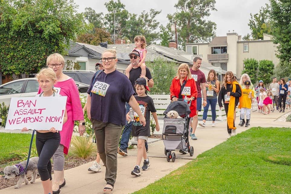 ジャッキー・セイデンさんのインスタグラム写真 - (ジャッキー・セイデンInstagram)「Words cannot express my profound gratitude for everyone in the @march_fourth_ family and all the participants and donors of the #WalkLA walkathon. You are all a part of the solution and I want to say THANK YOU. You are all family. And we WILL get this done! #endmassshootings #assaultweaponsban #banassaultweapons #keepourchildrensafe   📸: @andrewcabral_photography  Balloons: @rieksag  Inspiration: @kittyhatesassaultweapons」9月20日 1時11分 - thejackieseiden