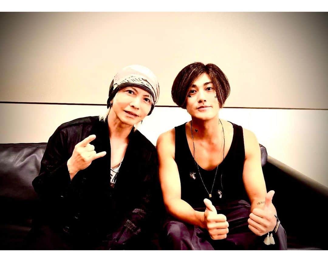 赤西仁さんのインスタグラム写真 - (赤西仁Instagram)「あー嬉しかった🤍 @hydeofficial お忙しい中本当にありがとうございました！ #Hyde #YELLOWNOTE #LIVE #TOKYO」9月20日 1時12分 - jinstagram_official