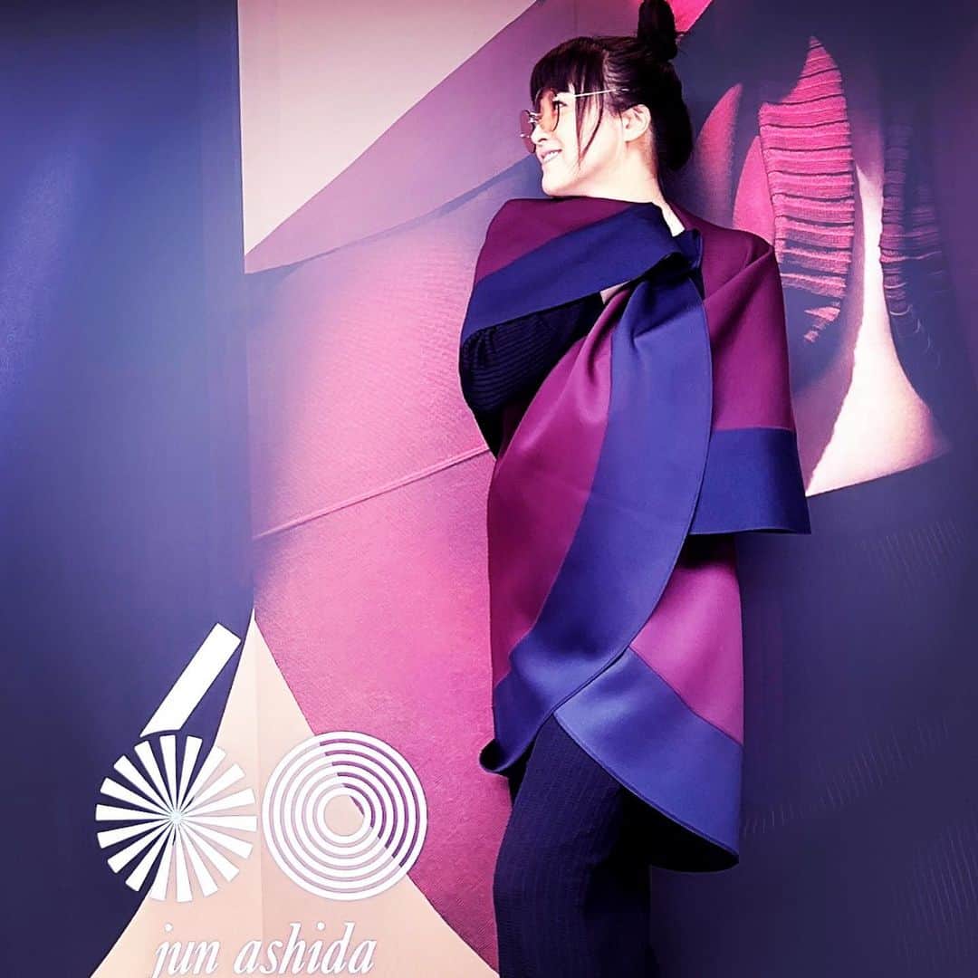藤原紀香さんのインスタグラム写真 - (藤原紀香Instagram)「NORIKA FUJIWARA in COMPASS®︎ 空き時間にふとお店に立ち寄ると。。。 〝ジュン アシダ〟のアイコンであるオリジナルの円形ストール「コンパス」の最新作✨に 一目惚れ🤩 円の中心をドーナツのようにくりぬいた「コンパス」には以前から魅了されていましたが、  今回、多恵さんのクリエイションによってさらなる進化を遂げ、MADE IN JAPANの技術の素晴らしさを再確認させられました✨  メゾン創立60周年おめでとう御座います㊗ ️ 自然に生まれるドレープが美しい表情を創り出してくれて、かつ肩から滑り落ちることなく、いろんな着方ができるコンパス。色も選べます。ぜひ、一度 体感してみてほしいです✨  https://jun-ashida.jp/search?q=%e3%82%b3%e3%83%b3%e3%83%91%e3%82%b9&type=product  #ジュン アシダ  #taeashida  #エレガント #プラクティカル  #ハイクオリティ #ポリシー #革新的 #ドーナツ #ドレープ #美しい  #服  #メイドインジャパン #技術  #清塚信也 #コンパスオブユアハート #junashida TAE  ASHIDA #COMPASS #コンパス #2023AW #新作 #プライベート #shopping   @tae_ashida_mens_official  @jun_ashida_official  @tae_ashida_official   @hikarimirai_beauty  #makeupartist」9月20日 1時12分 - norika.fujiwara.official
