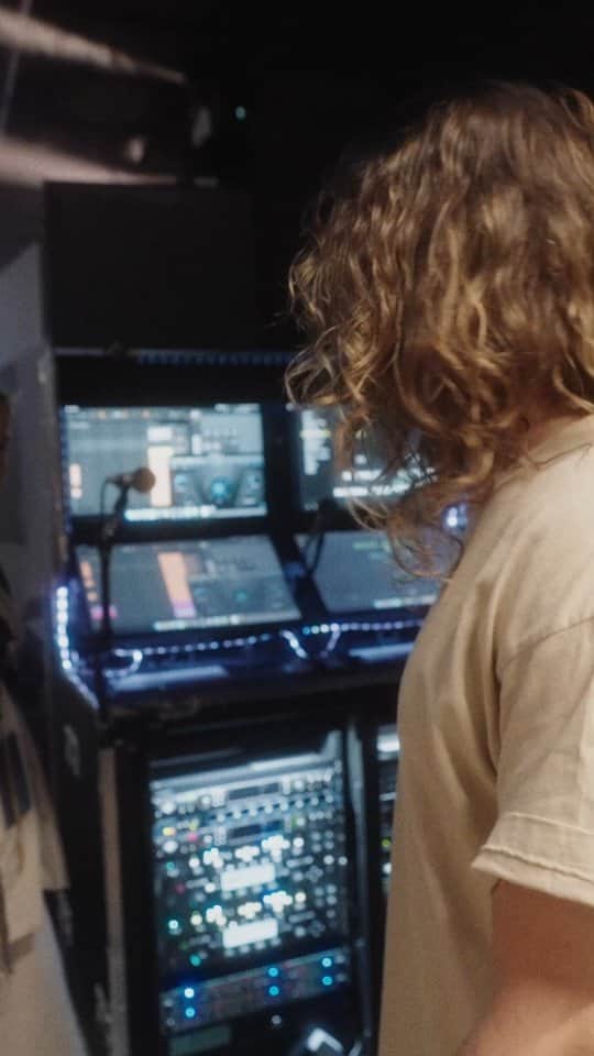 Tokio Hotelのインスタグラム：「Wanna take a look behind the scence?👀 Let us introduce you the ❤ of our show - the mothership!💥 Full video on our youtube channel (Tokio Hotel TV 2023 EP 10). Special thanks and shoutout to @thomann.music for helping us by rebuilding the mothership! 🥰  🎥 @leonschlesselmann」