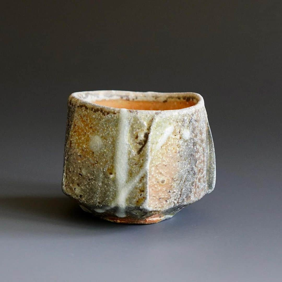 佐竹晃さんのインスタグラム写真 - (佐竹晃Instagram)「Wood fired Guinomi with splash of shino glaze. www.akirasatake.com  . #akirasatakeceramics #clay  #guinomi #ぐい呑 #asheville #tokkuri #徳利 #とっくり #酒 #sake  #gallerymugen  #陶芸 #陶芸家  #佐竹晃 #ceramics #pottery #japanese #japanesepottery #tougei」9月20日 1時18分 - akirasatake