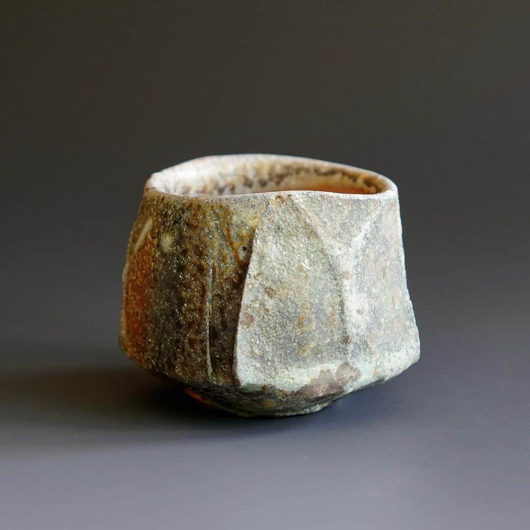 佐竹晃さんのインスタグラム写真 - (佐竹晃Instagram)「Wood fired Guinomi with splash of shino glaze. www.akirasatake.com  . #akirasatakeceramics #clay  #guinomi #ぐい呑 #asheville #tokkuri #徳利 #とっくり #酒 #sake  #gallerymugen  #陶芸 #陶芸家  #佐竹晃 #ceramics #pottery #japanese #japanesepottery #tougei」9月20日 1時18分 - akirasatake