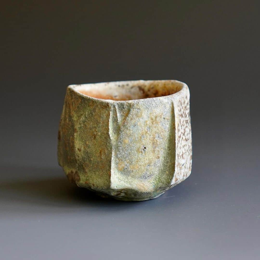 佐竹晃さんのインスタグラム写真 - (佐竹晃Instagram)「Wood fired Guinomi with splash of shino glaze. www.akirasatake.com  . #akirasatakeceramics #clay  #guinomi #ぐい呑 #asheville #tokkuri #徳利 #とっくり #酒 #sake  #gallerymugen  #陶芸 #陶芸家  #佐竹晃 #ceramics #pottery #japanese #japanesepottery #tougei」9月20日 1時18分 - akirasatake