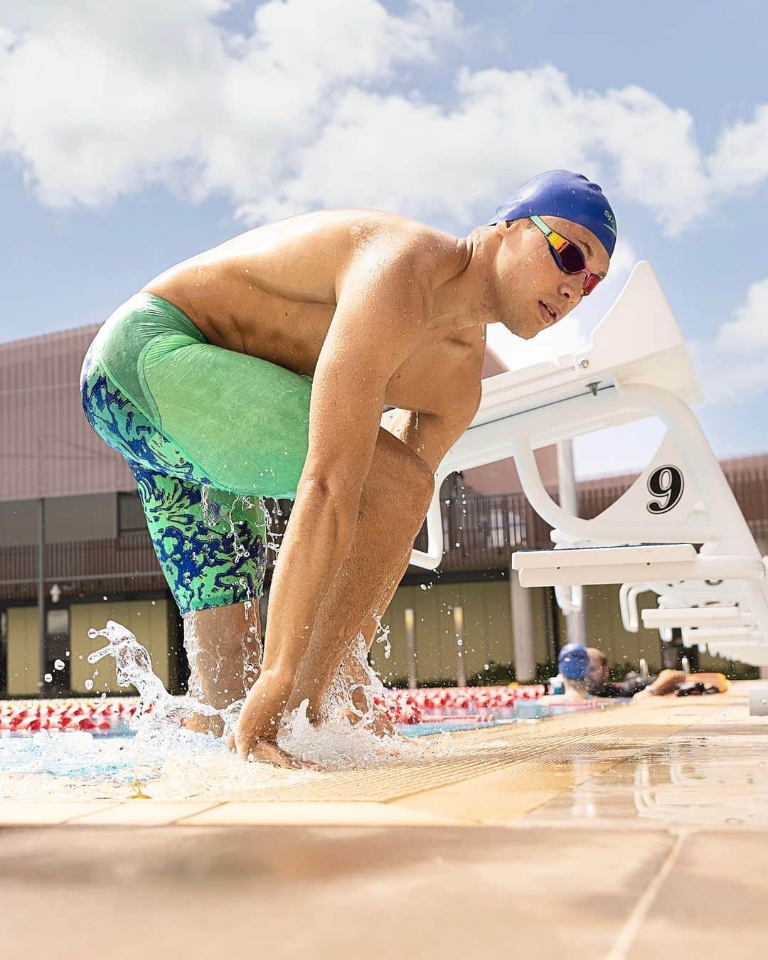 スピードのインスタグラム：「Developed from the DNA of the world’s fastest suit, evolved for more swimmers to be a part of.   The Fastskin Ignite suit is now available in new colours on Speedo.com. 🤩  #Speedo」