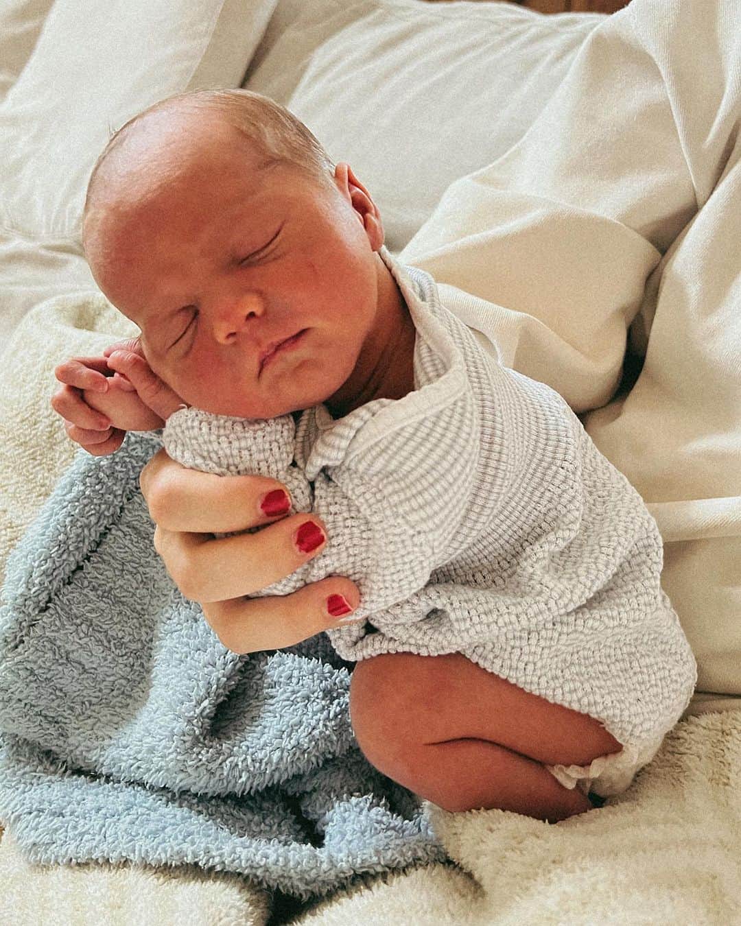 コリー・ロバートソンのインスタグラム：「One week with our newest little miracle! Wells Robertson I love you so!! You are the cutest little guy, and we seriously can’t get enough of your sweetness! Shep and Ella have been hoping for a brother and here you are!! They are the best big brother and sister you could possibly imagine, don’t worry they’re going to teach you all the things! And your mom and dad are absolutely amazing! You are infinitely loved, hoped for, cheered on, dreamed of, prayed for…We will be with you through all of life’s ups and downs…We are yours and you are ours! Welcome to the fam, sweet Wells! We love you 💙」