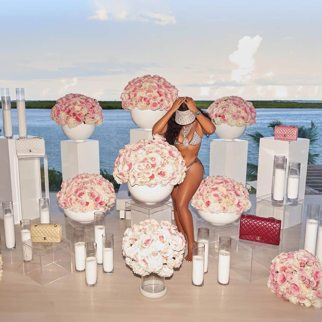 Angela Simmonsのインスタグラム：「🌸🌺🌹🌷💐🪷💎👜 #Turks&Caicos  E N E R G Y⚡️」