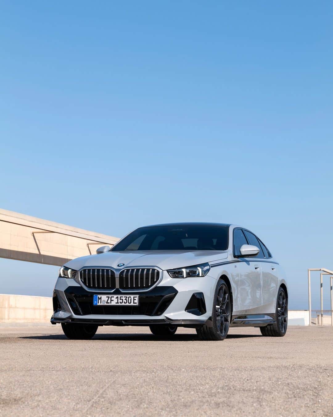 BMWのインスタグラム：「I'm waiting, COMMENT where we're headed? 🤔  THE NEW BMW i5. 100% electric. #THENEWi5 #THEi5 #BMW #BMWi #BornElectric #BMWElectric __ BMW i5 eDrive40​* with M Performance Parts: Combined power consumption: 18.9–15.9 kWh/100 km. Combined CO2 emissions: 0 g/km. Electric range: 497–582 kilometers. All data according to WLTP. * Preliminary data; no homologation figures available yet. Further info: www.bmw.com/disclaimer」
