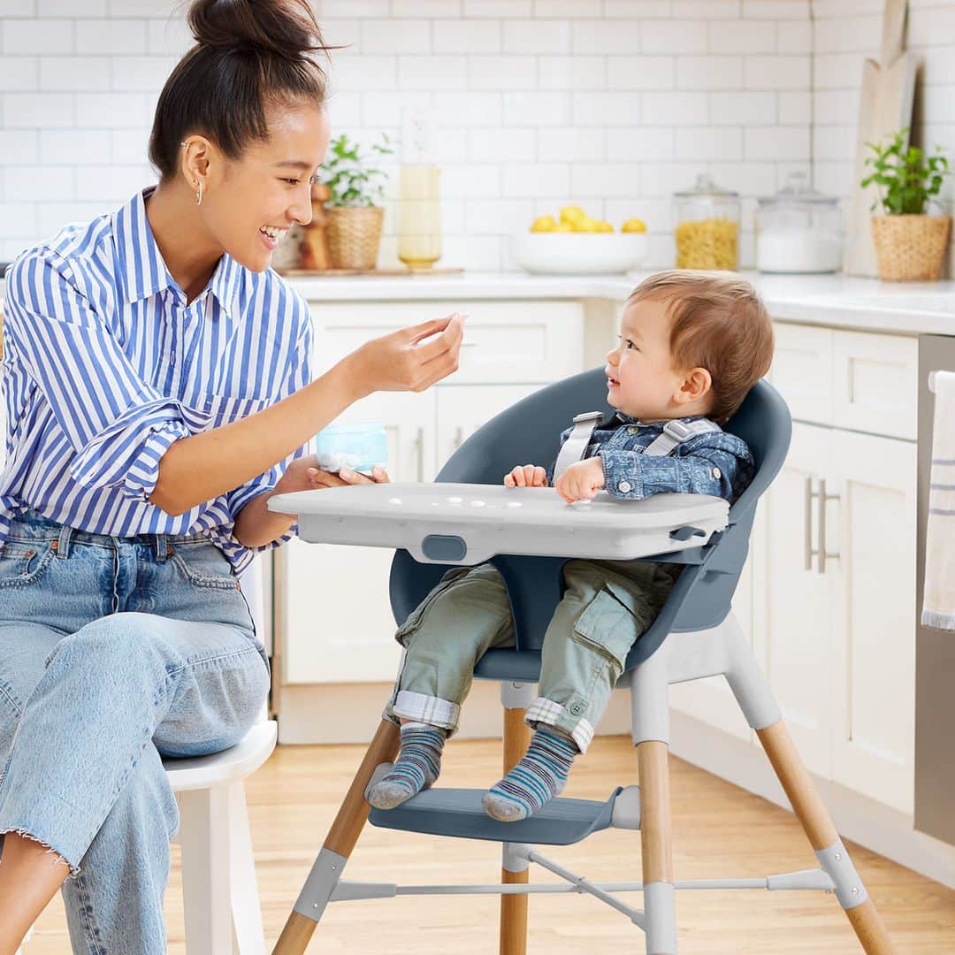 のインスタグラム：「Introducing baby to solids? 🙋 Our feeding must-haves make it easy! Mashed avocado anyone? 🥑  #skiphop #musthavesmadebetter #babyfood #highchair #babysolids #infantfeeding #mealtime #babymeals」