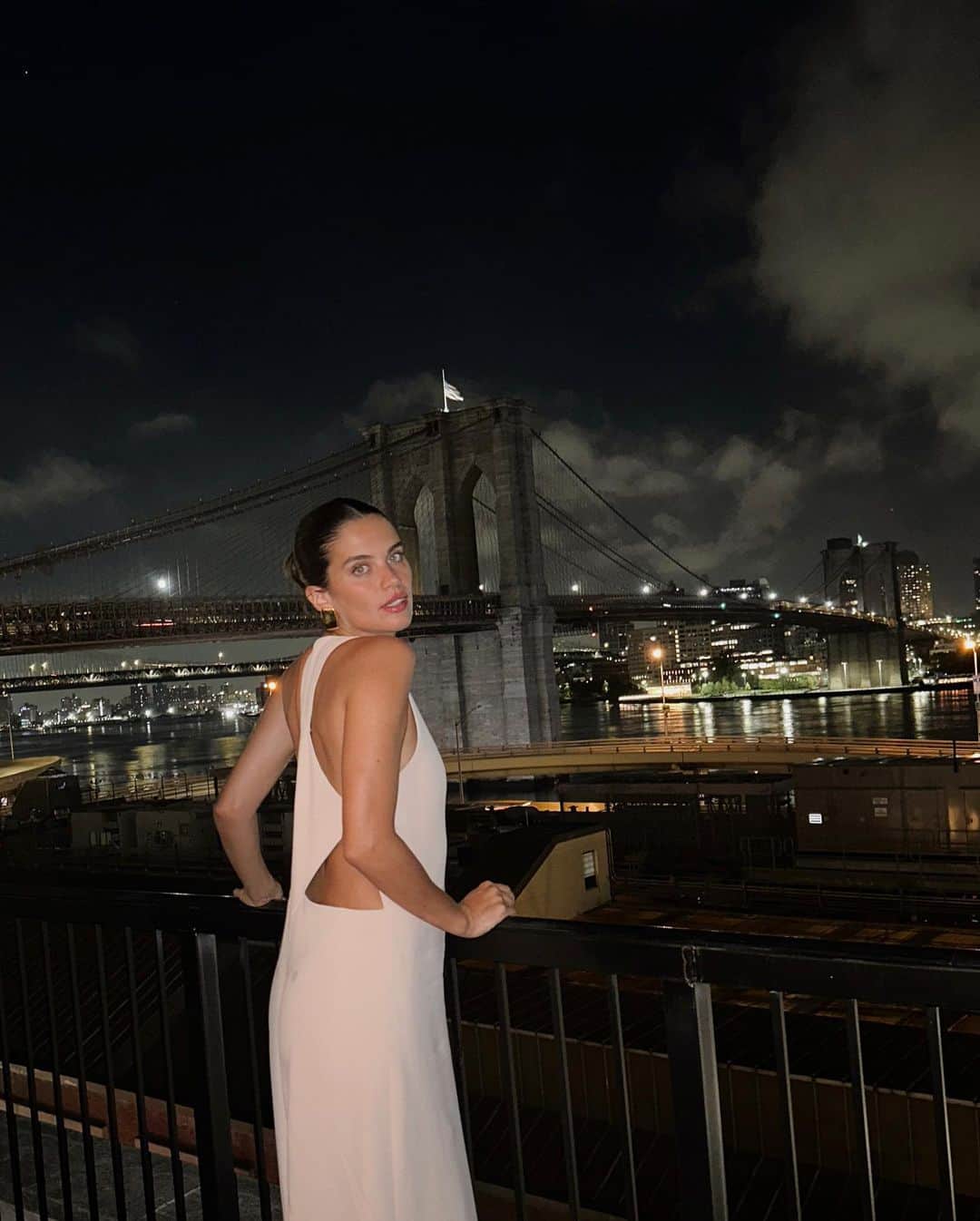 サラ・サンパイオのインスタグラム：「Still thinking about this view 🥹 @33seaportnyc」