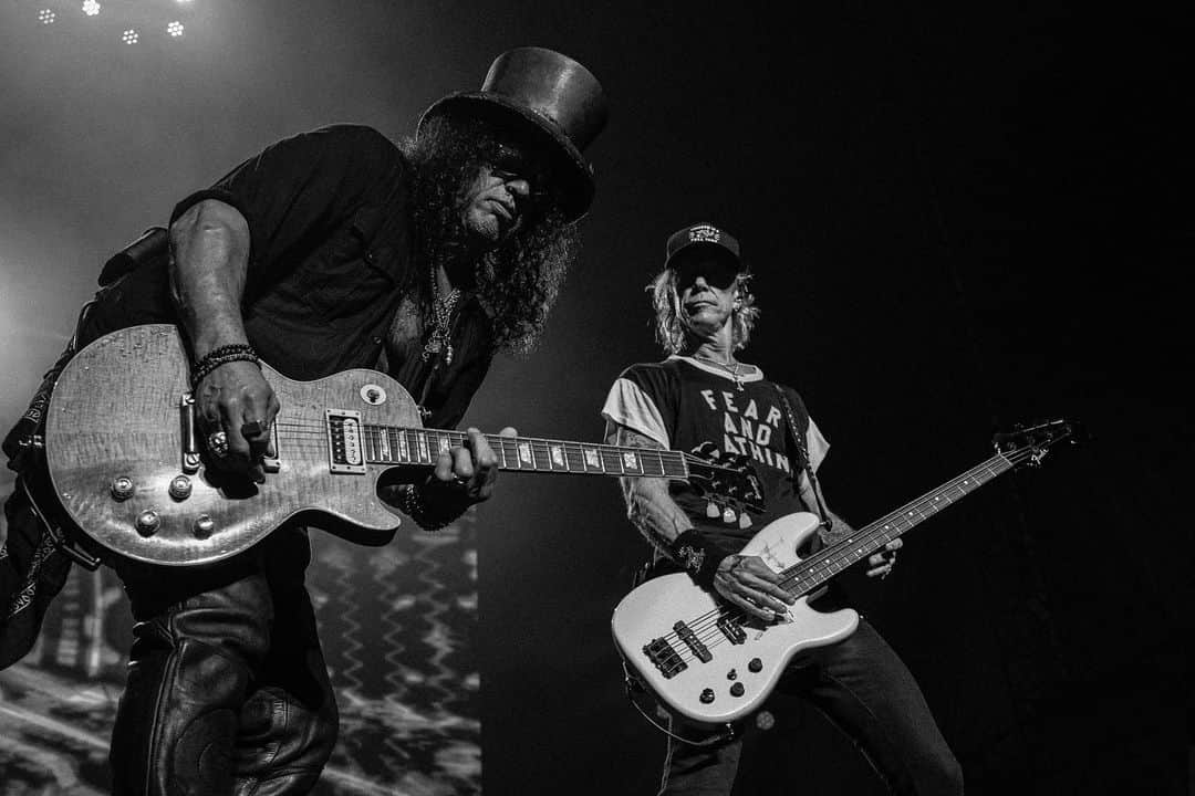 Guns N' Rosesのインスタグラム：「Toronto you were a badass crowd! It was an awesome reunion, thank you!」