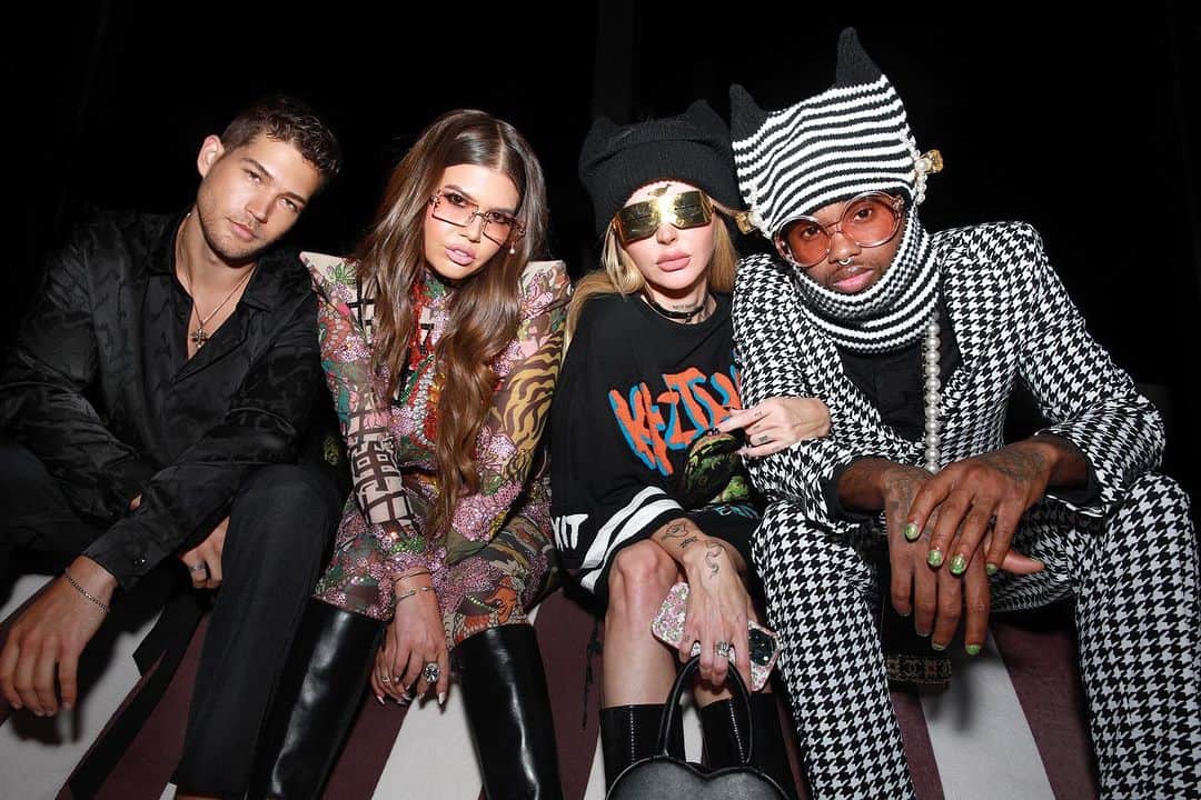 シャネル・ウエスト・コーストのインスタグラム：「@theblondsny after party w/ the fam🖤 Fave 1/2?」