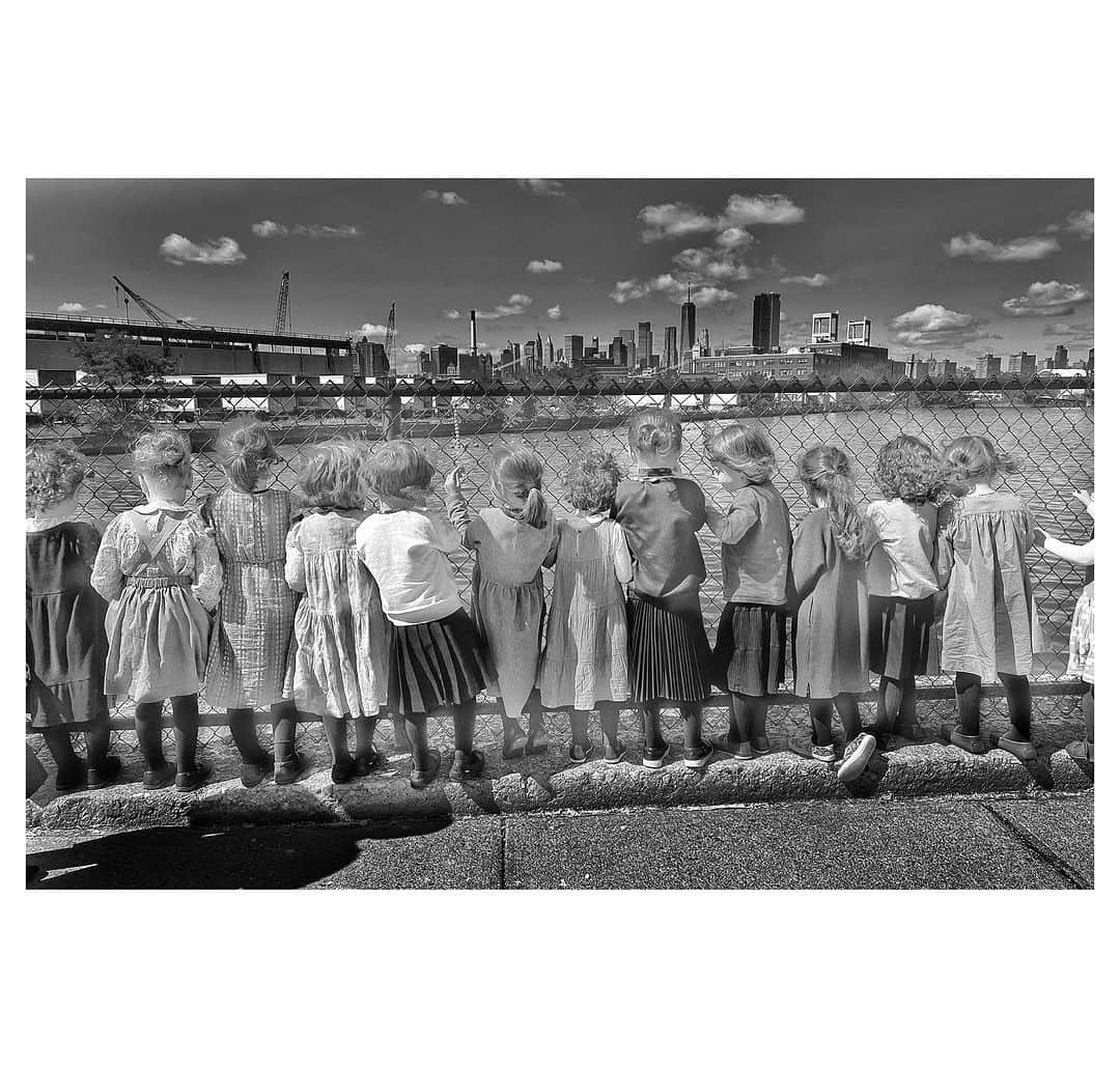 のインスタグラム：「A group of young Hasidic girls join their mothers for the traditional Rosh Hashanah bread offering, called, Tashlich which symbolizes the casting off of sins.  Rosh Hashanah is believed to be the day that God created Adam and Eve, and serves as a time to celebrate the creation of the universe.」