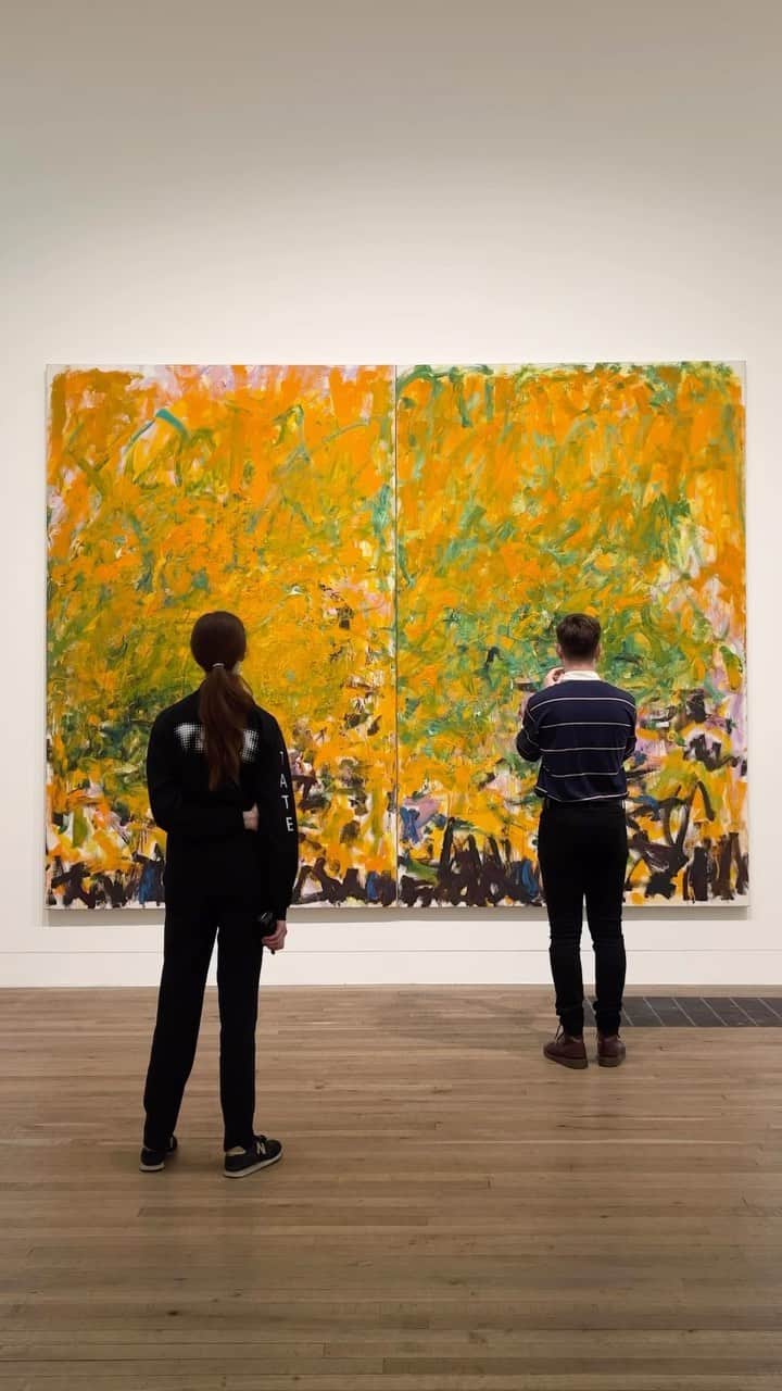 のインスタグラム：「‘Music, poems, landscape, and dogs make me want to paint… And painting is what allows me to survive.’ – Joan Mitchell 🎨  For Mitchell, abstraction wasn’t just a means of expression, it was also a way to connect with the outside world. And although she found the environment inspiring, her work remained abstract. She commented, ‘I could certainly never mirror nature. I would like more to paint what it leaves me with.’  Emotion, nature and physical expression collide in Joan Mitchell’s abstract paintings and prints. Get up close in our free Tate Modern display today. 🎨🖌️🌿」