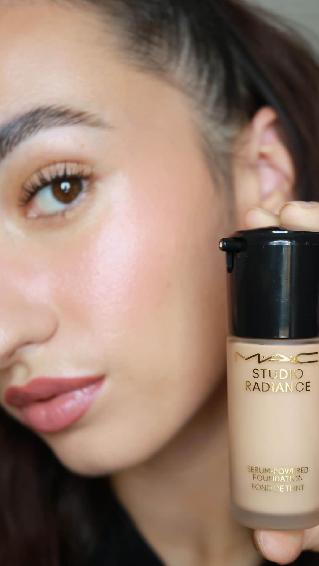 のインスタグラム：「Dans la vie, il y a toujours LE look que l’on aime porter sans modération !   Il nous fait nous sentir bien, booste notre confiance en soi, il nous accompagne PARTOUT. 😇  La trend #EveryDayGlow fait partie de ces looks.   Elle révèle une peau naturellement lumineuse rehaussée de tons neutres pour un glow subtil.  Mais comment obtenir un tel look ? 👀  Suivez le pas-à-pas de notre makeup artist @eydell_makeup ! 💕  Produits utilisés : ✨Sérum et Crème Hydratante Hyper Real  ✨ Nouveau Fond de Teint Sérum Studio Radiance ✨ Blush Glow Play - So Natural ✨ Brume fixante Fix+ Magic Radiance ✨ Sunstruck Bronzer Radiant Light Rosy  ✨ Mascara M·A·CStack version Waterproof ✨ Crayon à lèvres Spice  ✨ Rouge à lèvres Thanks It’s MAC  #MacTrend #GlowyMakeUp #HyperGlow」