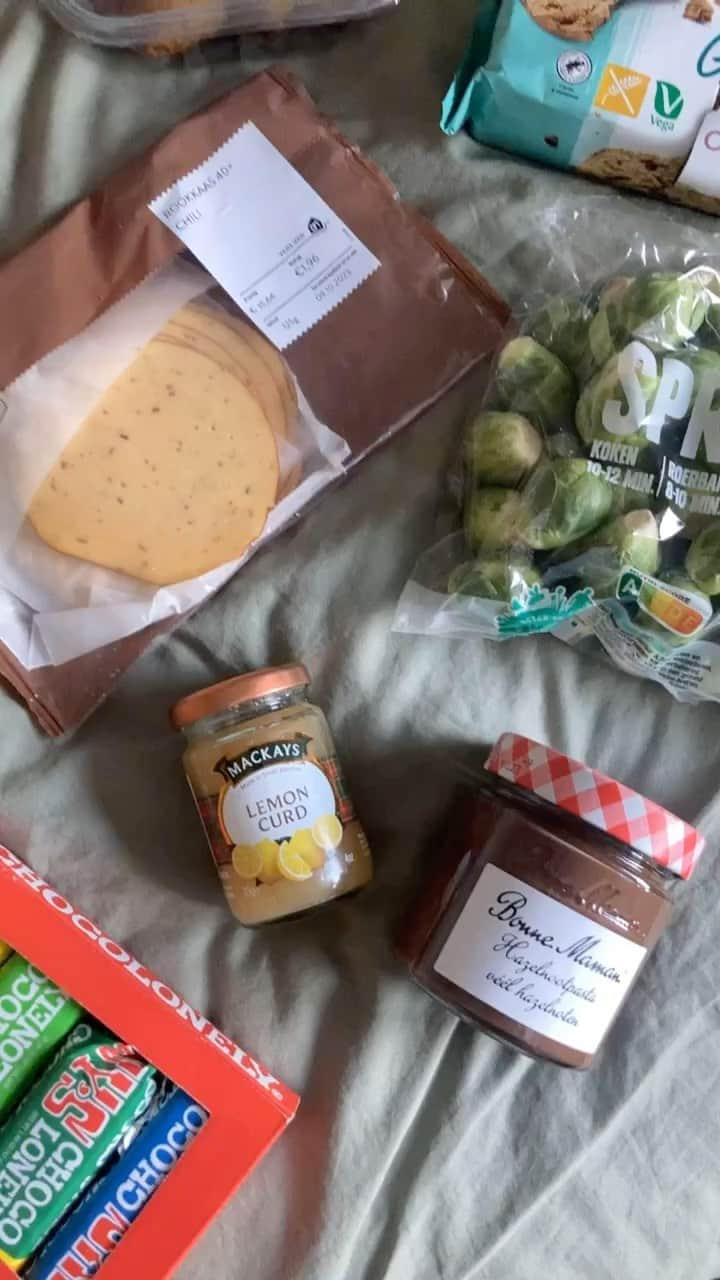 青柳文子のインスタグラム：「🛒SUPERMARKET HAUL🛒  🥬芽キャベツが普通に売ってる感じ、 無視できなくて買ってみたけど、私にうまく調理できるか。。  🍋手前はレモンカードとヘーゼルナッツパスタ pasteがpastaになる🇳🇱語  子どもがnuttelaの味を覚えてしまって、  そして私もヘーゼルナッツ好きなので、 違うメーカーのものも試してみようと思い購入。 こっちも美味しかった！  🧀チーズは何かが入ってるのを試してみたけど 辛くて子どもからブーイング👎  🍪glutenvryでvegaなクッキー ここで強制的に🇳🇱語を学ばされてる皆さんも、 もう読めますよね！笑  私がよく行くスーパーにBIOコーナーが一列あって、 お菓子もグルテンフリーやヴィーガンのものが たくさんあって選べるのでありがたい👏  ファラフェルはお弁当用🍱  TONY's chocolateは 日本でもオーガニックスーパーなどで見かけますよね！  カカオ農場で問題になっている 強制労働や児童労働を終わらせようと戦っているチョコレートブランド🍫 #slavefree #スレイブフリー  わりといろんなお店で見かけるなと思ってたら 🇳🇱の会社でした👏  いろんな味があるのでお気に入りを見つけたくて 食べ比べセット8€  1200円くらい。 これより一枚が大きな板チョコみたいな形のでも3€ 500円近くはする  でもこれが本来の適正価格ということですよね。。！  あと、この写ってる全ての中で、ゴミがほぼ出ないのすごくないですか。。！ ラベルのシールくらいかな？ 紙や瓶はもちろん、プラパッケージもすべてリサイクルしてくれるの、ありがたい♻️  あと、レインボーのスコアは Nutri-Scoreといって栄養評価ラベル🌈 Aは最高ランク、赤色のものは買いたくないですね、、！  以上、 スーパーでのお買い物から見る 🇳🇱社会でした〜（ちがう  とにかく新たな HazelnootPastaに心躍ってます🍫🥜❣️」