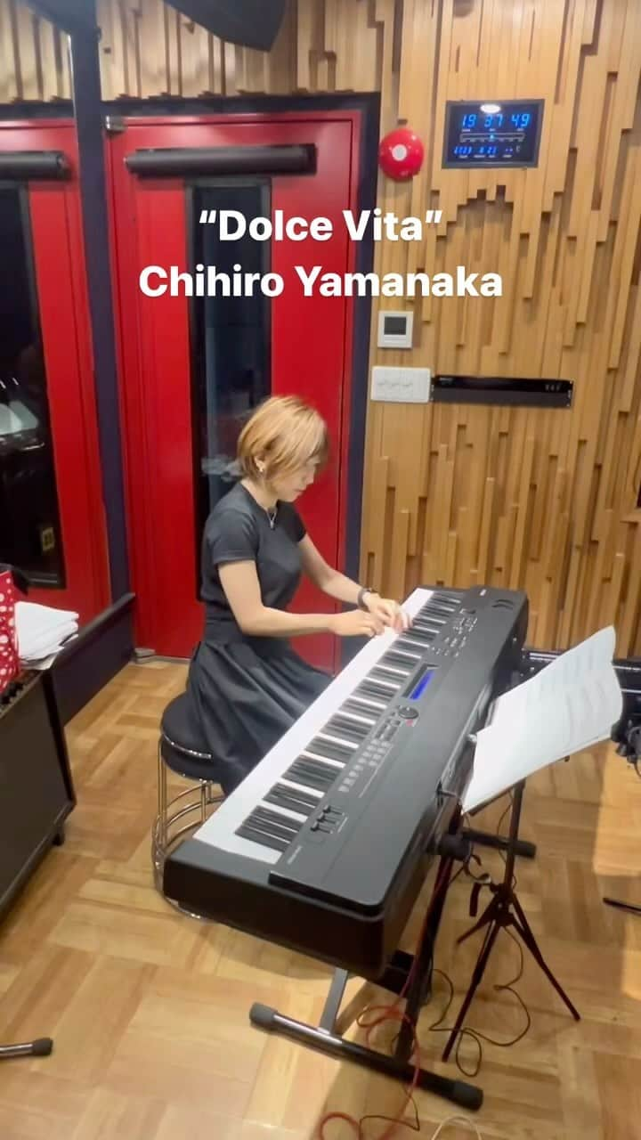 山中千尋のインスタグラム：「私のオリジナル曲Dolce Vitaです🥰  ✨NYトリオツアー 9/23(土)富山オーバードホール (sold out) 24(日)名古屋スターアイズ 25(月)ビルボードライブ大阪 26(火)静岡ライフタイム 28(木)いわきアリオス 29(金)甲府桜座 30(土)ブルーノート東京 10/1(日)ブルーノート東京 10/2(月)高崎芸術劇場(sold out) 各会場で皆さまとお会いできますのを楽しみにしております❤️詳しくはchihiroyamanaka.netをご覧くださいませ✨ 【New】10/7(土) 10/9(月・祝) 札幌　D-Bop Jazz Club  The video is my original composition Dolce Vita. ✨NY Trio Tour featuring Yoshi Waki(bass) John Davis(drums)  9/23 (Sat.) Toyama Overdhall (sold out) 24 (Sun) Nagoya Star Eyes 25 (Mon) Billboard Live Osaka 26 (Tue) Shizuoka Life Time 28 (Thu) Iwaki Arios 29 (Fri) Kofu Sakuraza 30 (Sat) Blue Note Tokyo 10/1 (Sun) Blue Note Tokyo 2 (Mon) Takasaki Arts Theater (sold out)  We are looking forward to seeing you all ❤️ For more info 👇www.chihiroyamanaka.net 【New】9/9(Sat) Sendai  Stardust JazzClub  #chihiroyamanaka #山中千尋 #脇義典  #yoshiwaki_bass #johndavisdrums @chihiroyam @jdondrums @yoshi_waki #billbordliveosaka #bluenotetokyo #bluenoterecords #静岡ライフタイム #甲府桜座 #いわきアリオス #名古屋スターアイズ #富山オーバードホール #高崎芸術劇場 #高崎芸術劇場スタジオシアター」