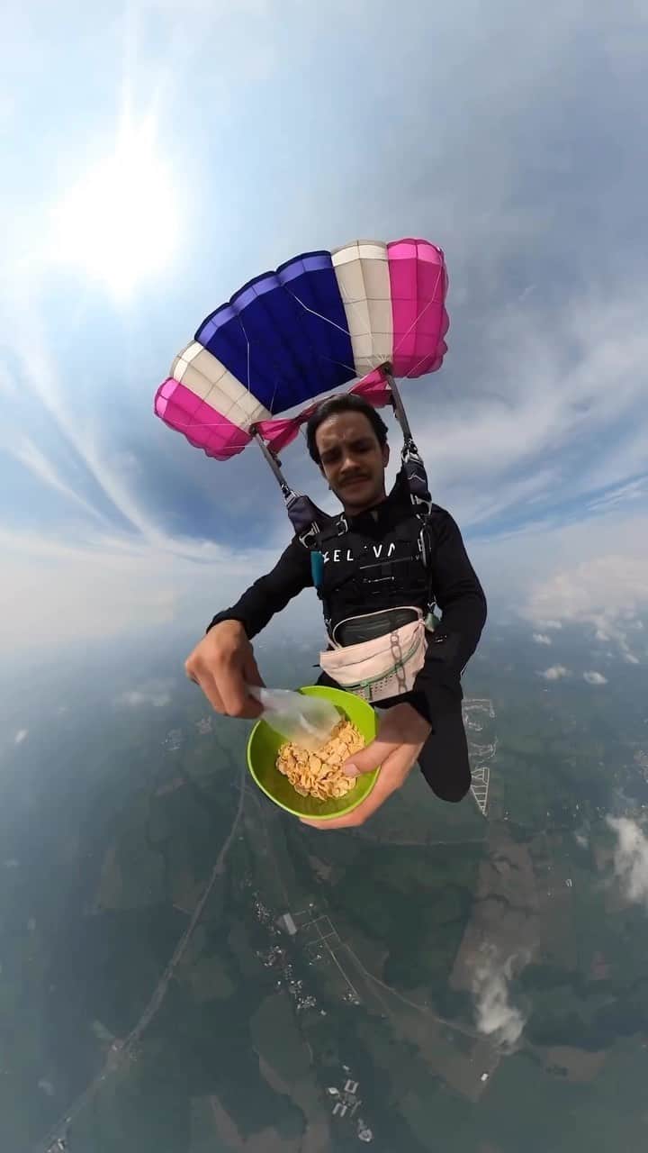 Earth Picsのインスタグラム：「@osmar.8a having breakfast in the sky 🪂🪂🪂🪂🪂」