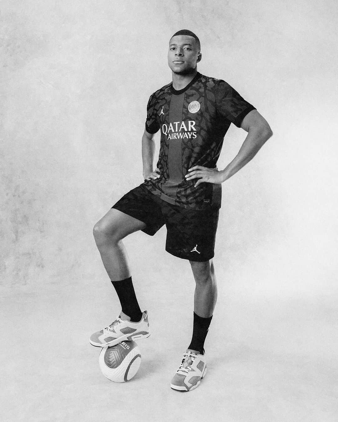 Jordanのインスタグラム：「Celebrating the bold style and the flare of the Parisian game with the iconic elephant print. Introducing the Third Kit and the apparel collection as a team, each piece is representing the boldness of Paris-Saint Germain athletes.   Collection launching globally and in select retailers soon.  #nikefootball」