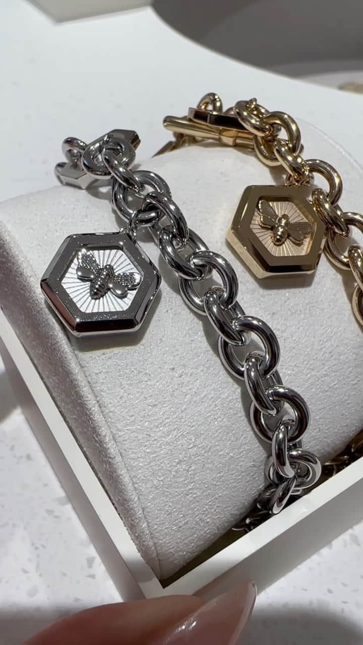 Olivia Burtonのインスタグラム：「Elegant, refined, and undoubtedly Olivia Burton… there’s no wonder why we’re hearing a buzz around our Minima Bee collection 🐝  With chunky bracelets, sleek hoops, and intricate honeycomb dials Minima Bee pays homage to nature at its best.  Tap to shop the collection or head to our Covent Garden store.  #OliviaBurtonLondon #OliviaBurtonMoments #FW23 #Jewellery #WomensWatches」