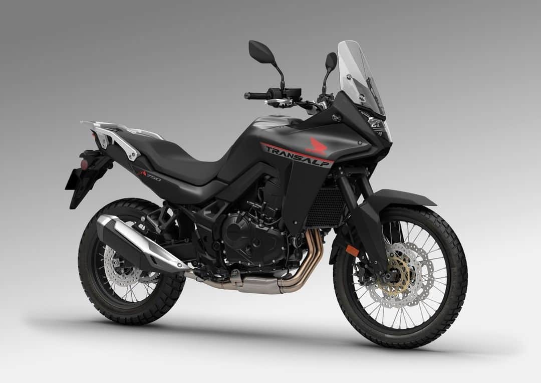 Honda Powersports USさんのインスタグラム写真 - (Honda Powersports USInstagram)「The announcement you've been waiting for--the highly anticipated XL750 Transalp is coming to the U.S. market for the 2024 model year. 🗣️   Around town or around the world, the brand new #XL750Transalp carries the adventure forward from the iconic original, ready for a fresh generation of riders looking to travel wherever the road leads. It’s at home slicing through a mountain pass or kicking up dust on rough dirt trails--and it adds to the formula a high-performance engine, all-new design and the equipment level that modern riders demand.   🔗 Click the link in our bio to learn more. #BetterOnAHonda」9月20日 2時00分 - honda_powersports_us