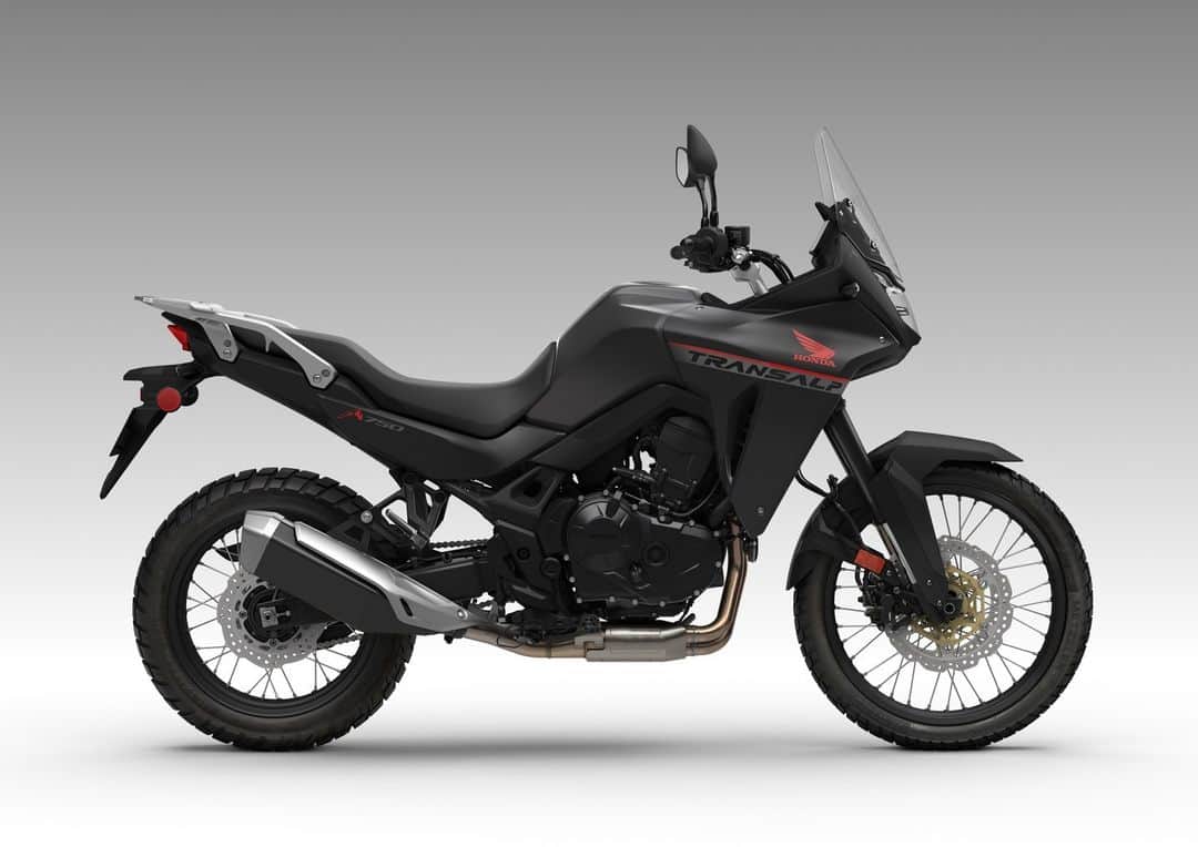 Honda Powersports USさんのインスタグラム写真 - (Honda Powersports USInstagram)「The announcement you've been waiting for--the highly anticipated XL750 Transalp is coming to the U.S. market for the 2024 model year. 🗣️   Around town or around the world, the brand new #XL750Transalp carries the adventure forward from the iconic original, ready for a fresh generation of riders looking to travel wherever the road leads. It’s at home slicing through a mountain pass or kicking up dust on rough dirt trails--and it adds to the formula a high-performance engine, all-new design and the equipment level that modern riders demand.   🔗 Click the link in our bio to learn more. #BetterOnAHonda」9月20日 2時00分 - honda_powersports_us