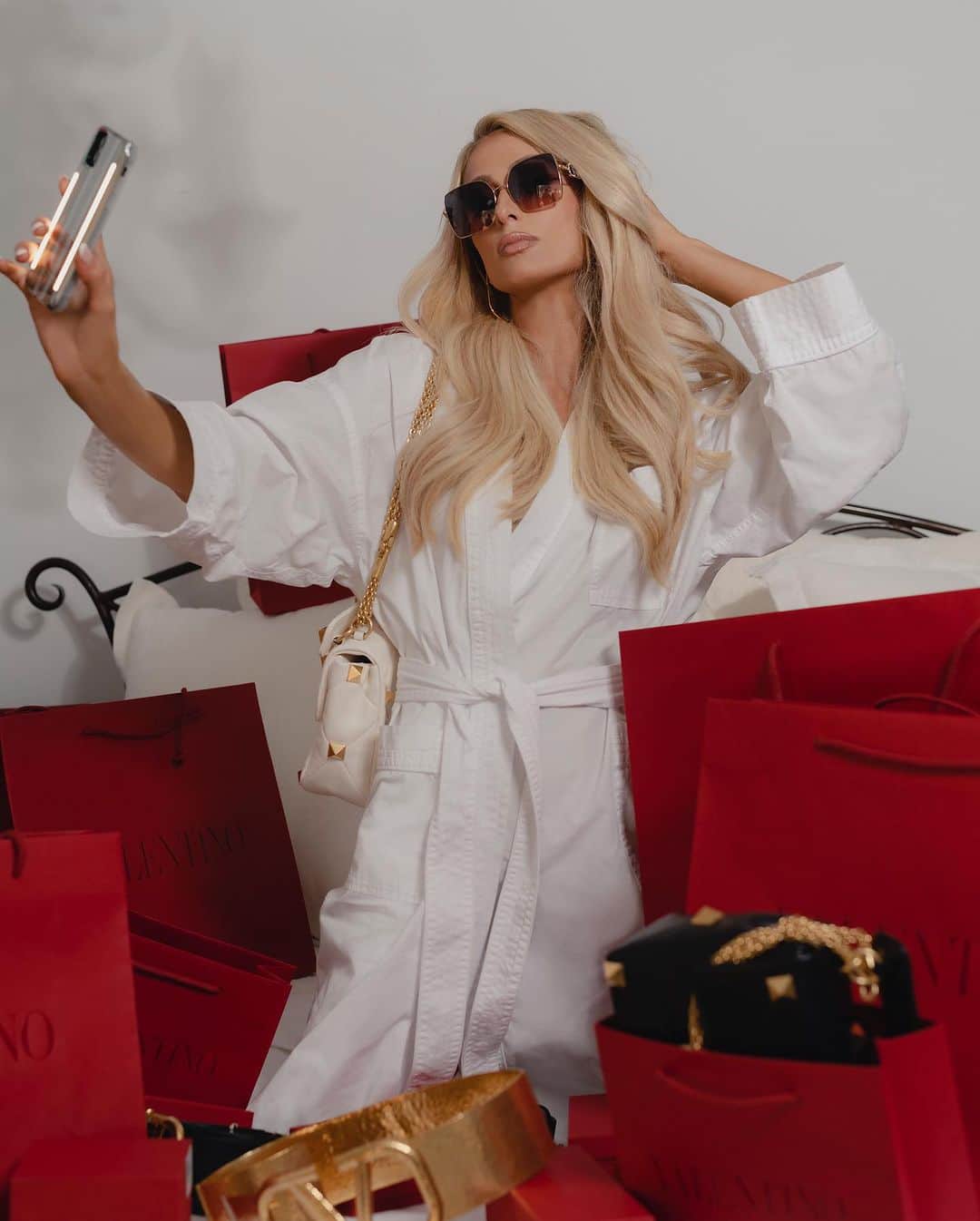 パリス・ヒルトンのインスタグラム：「Wanna shop like me? 🛍️ Now you can–check out all my fav shopping picks on @CheckmateSavings! Download to join me and follow my weekly picks for everything iconic, from fashion, to home decor to beauty. See you on the app! 💕 💗」