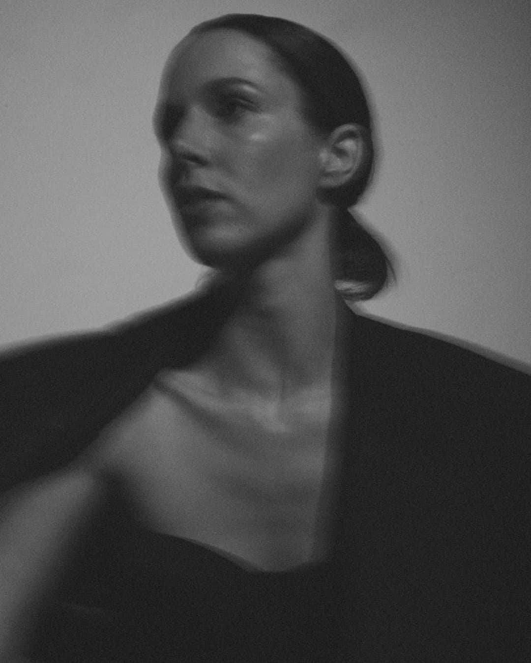 アロナ・タルのインスタグラム：「🌫️ blurry moment by  @shaifranco @tomeralmoznino @refaelbaron」