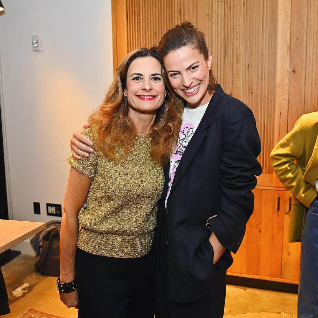 キャメロン・ラッセルのインスタグラム：「@liviafirth continues to inspire me with her brilliant organizing, role modeling that no matter where you sit—Fashion, Hollywood, or the front lines of climate change—we must find ways to build together to build power for a more sustainable industry and world. It was a joy to cohost with her @vanessanakate1 @bethannhardison @keshiahannam the New York @greencarpetfashionawards #sharethetable event at @1hotel.centralpark 💚💚💚」