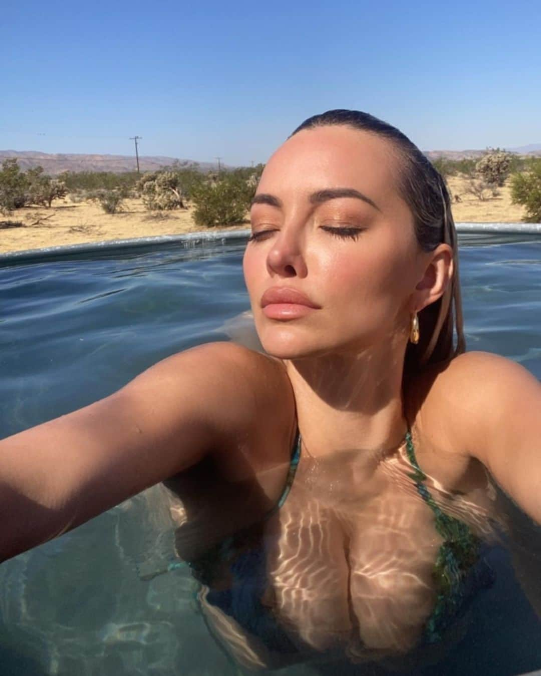 リンジー・ペラスさんのインスタグラム写真 - (リンジー・ペラスInstagram)「heaven is a cowboy tub in the desert」9月20日 2時12分 - lindseypelas